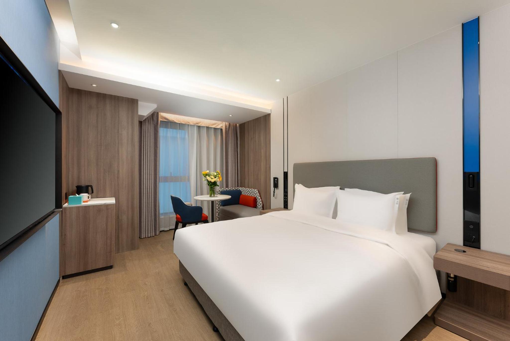 Standard Queen Room with City View