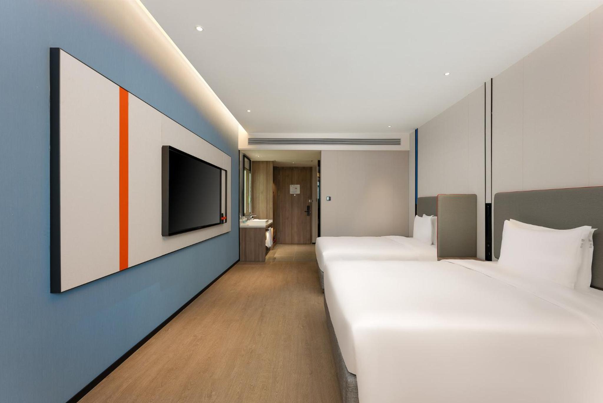 Standard Room with Two Queen Beds thumbnail 6