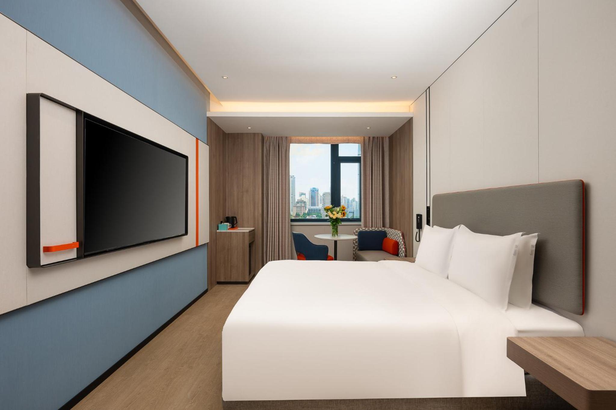 Standard Queen Room with City View