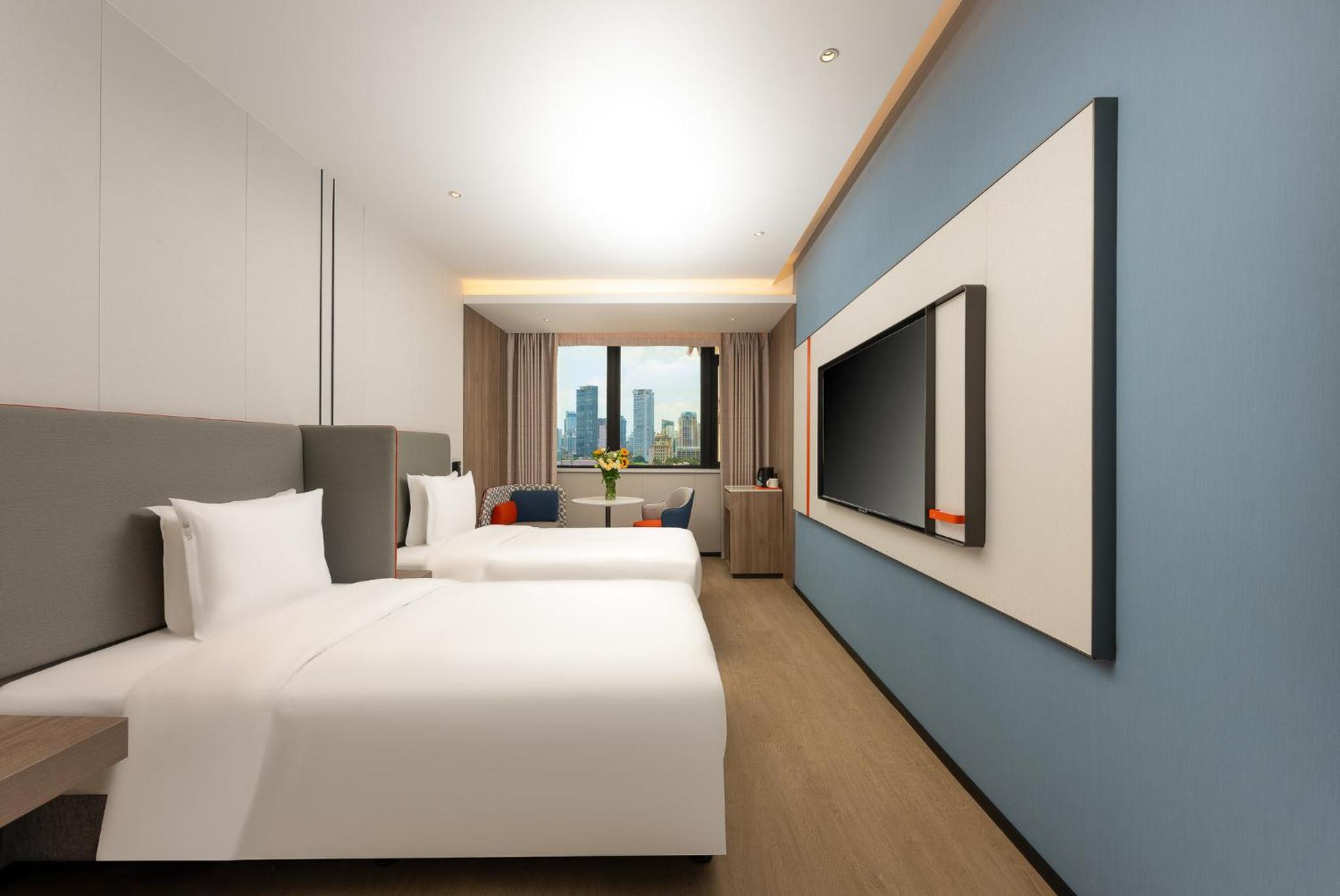 Standard Twin Room with City View thumbnail 6