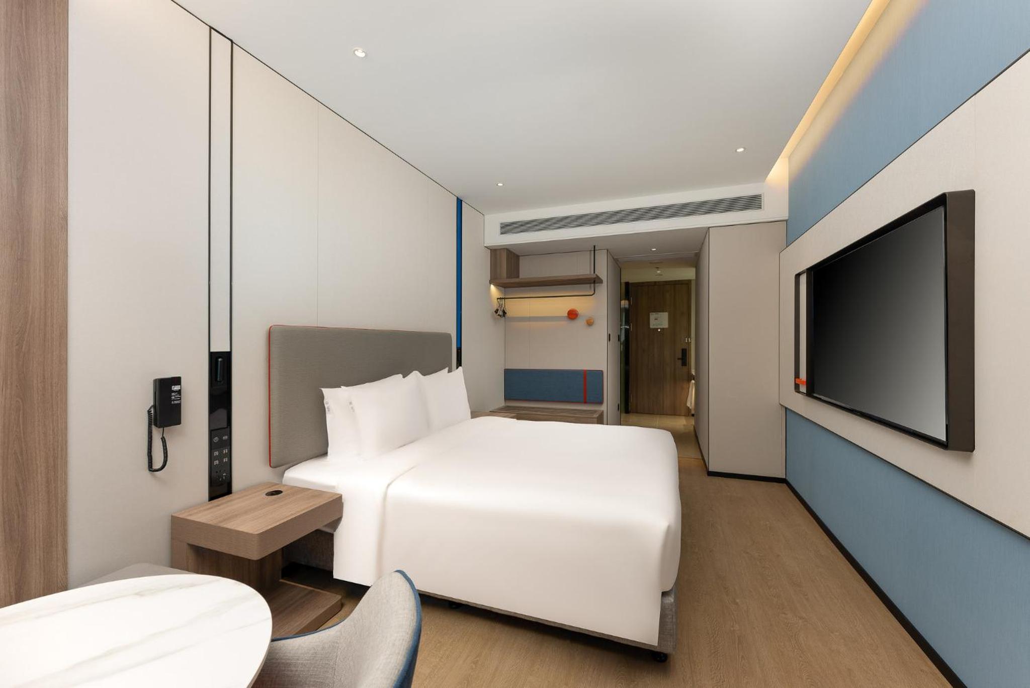 Standard King Room with Extra Floor Space thumbnail 6