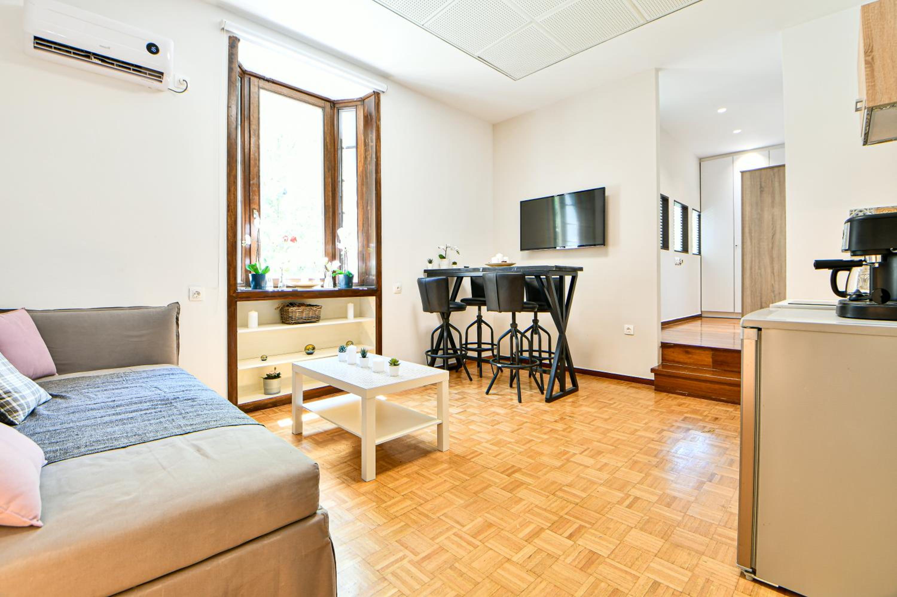 One-Bedroom Apartment photo 3