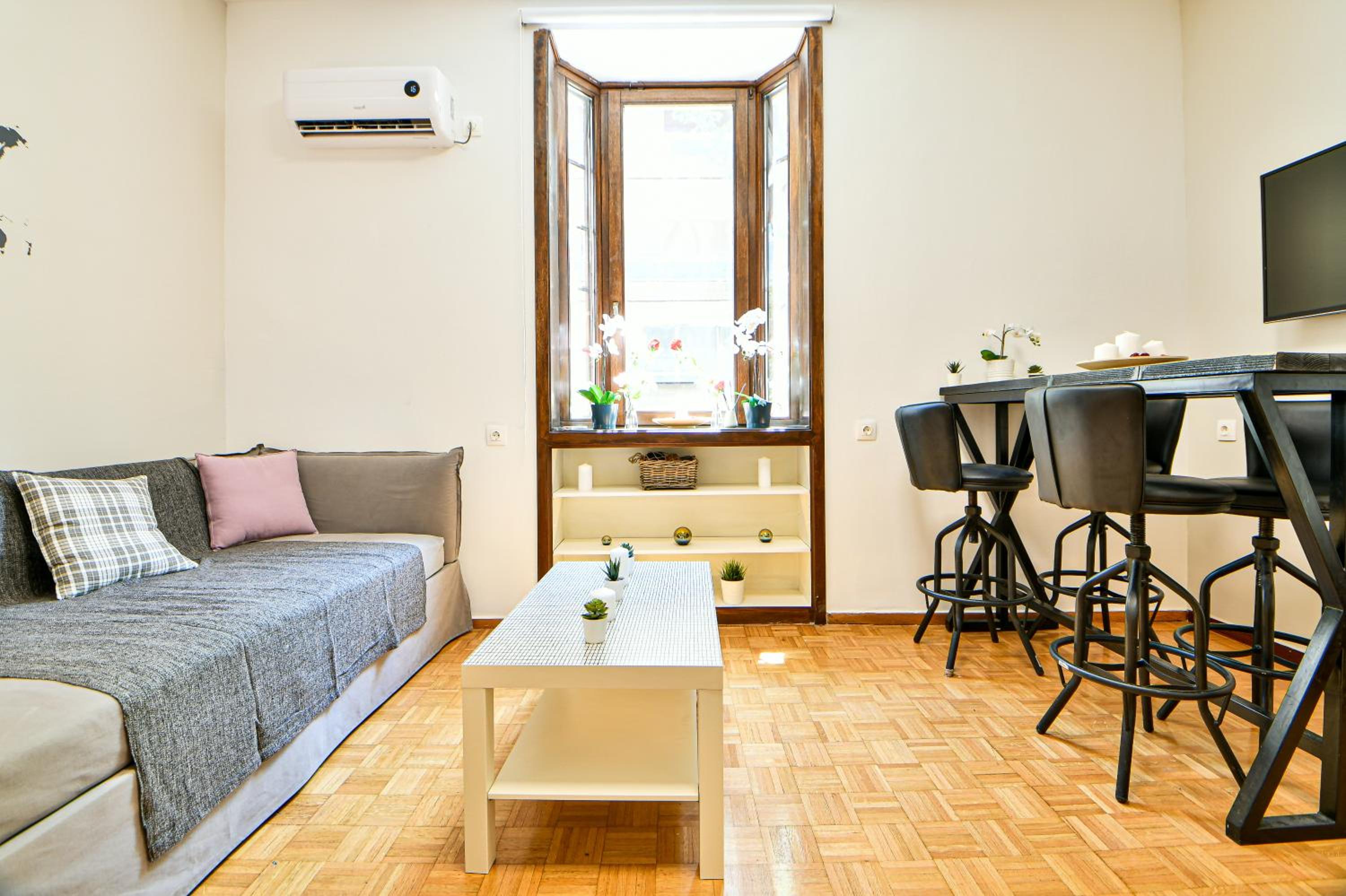 One-Bedroom Apartment photo 1