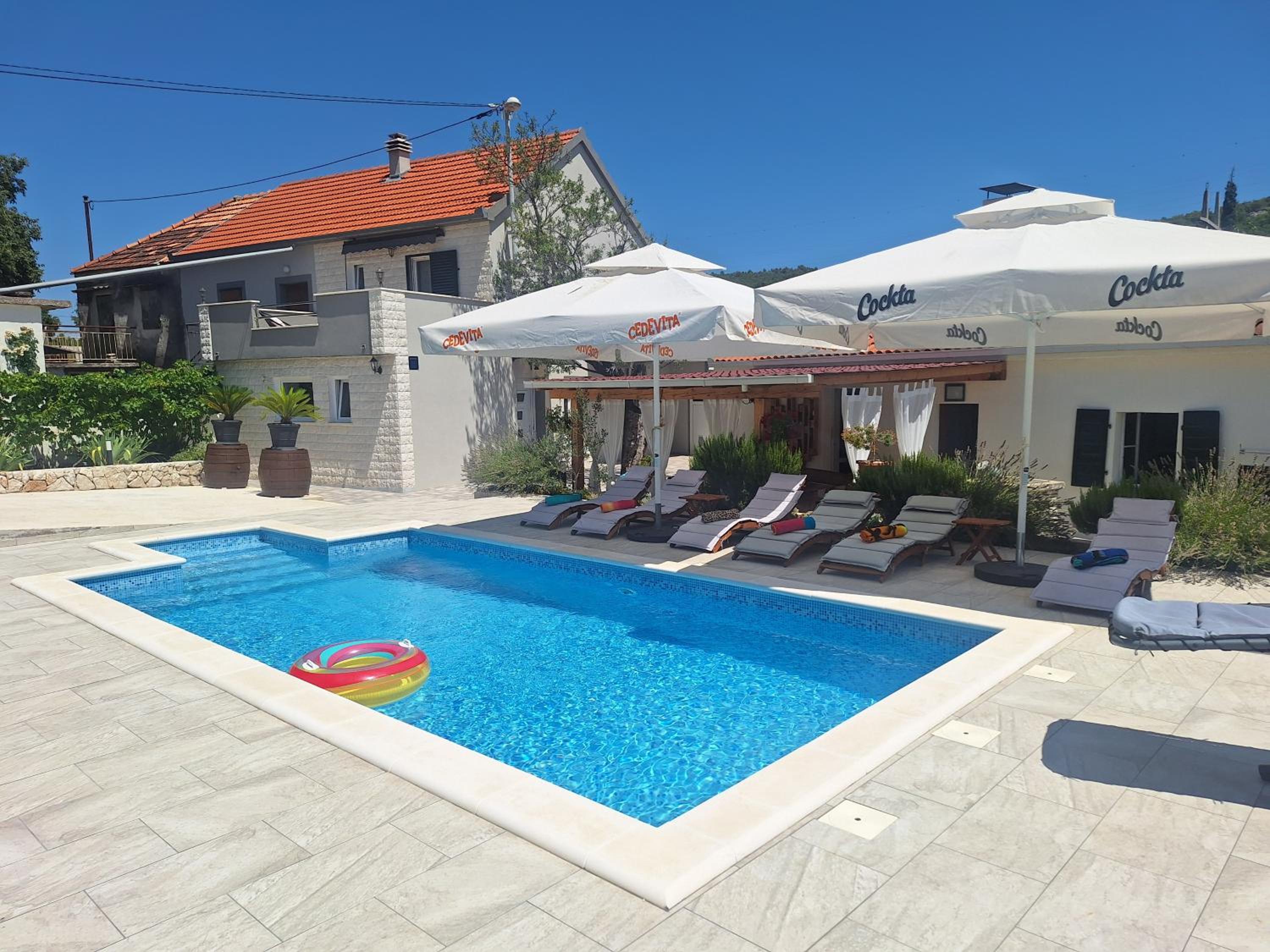 Villa with Private Pool - Photo 41