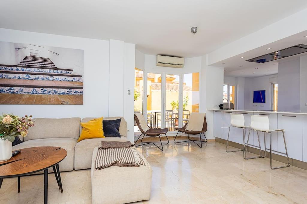 Apartamento de tres habitaciones con vista al mar