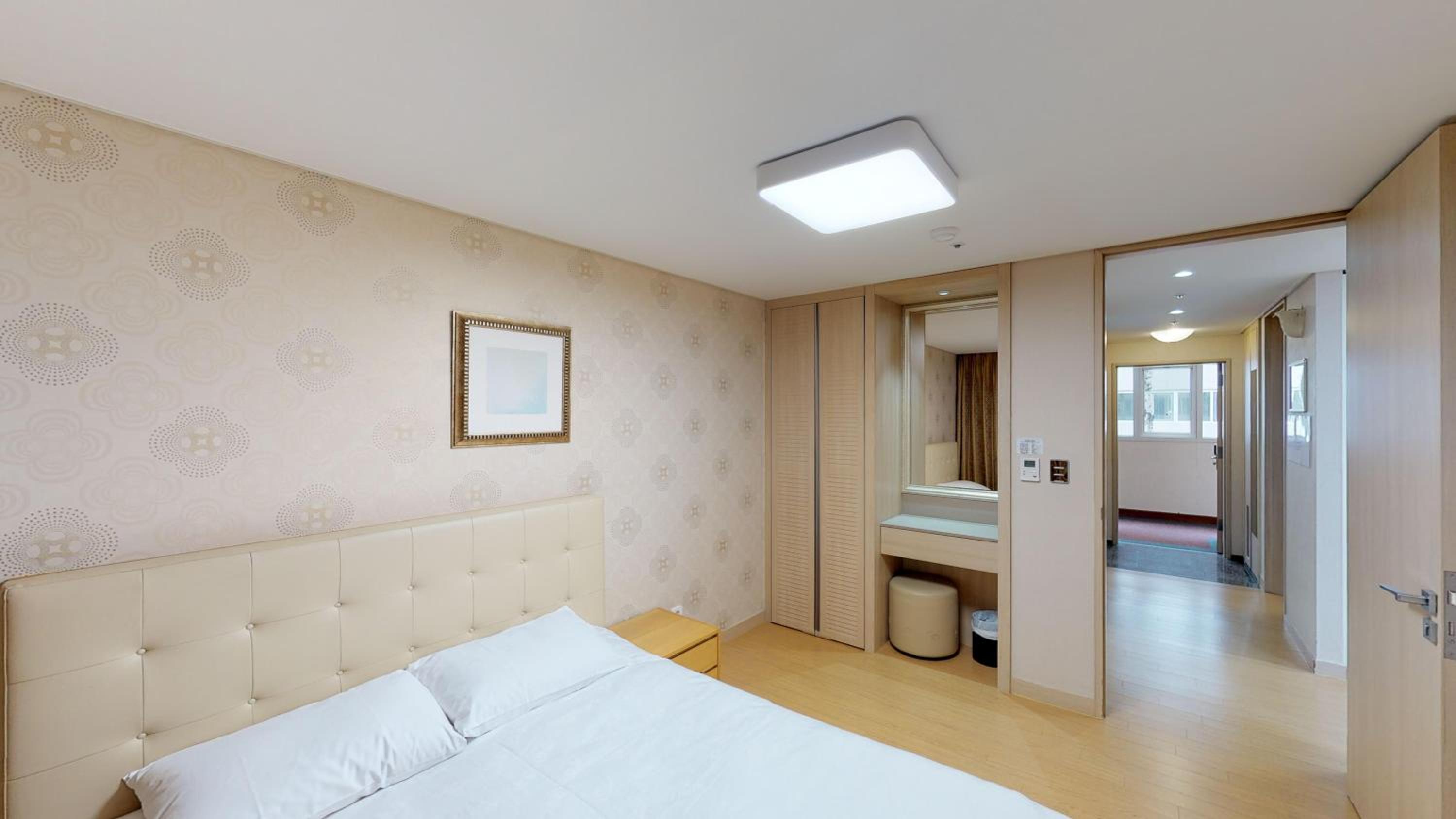 Hill Superior Room