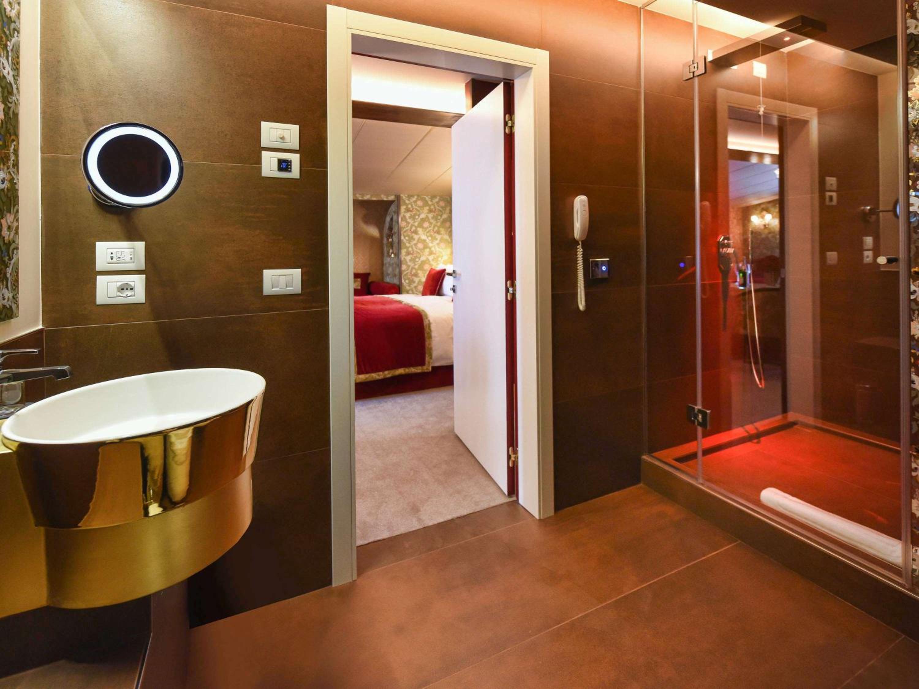 Executive Suite with Private Terrace and City View thumbnail 6