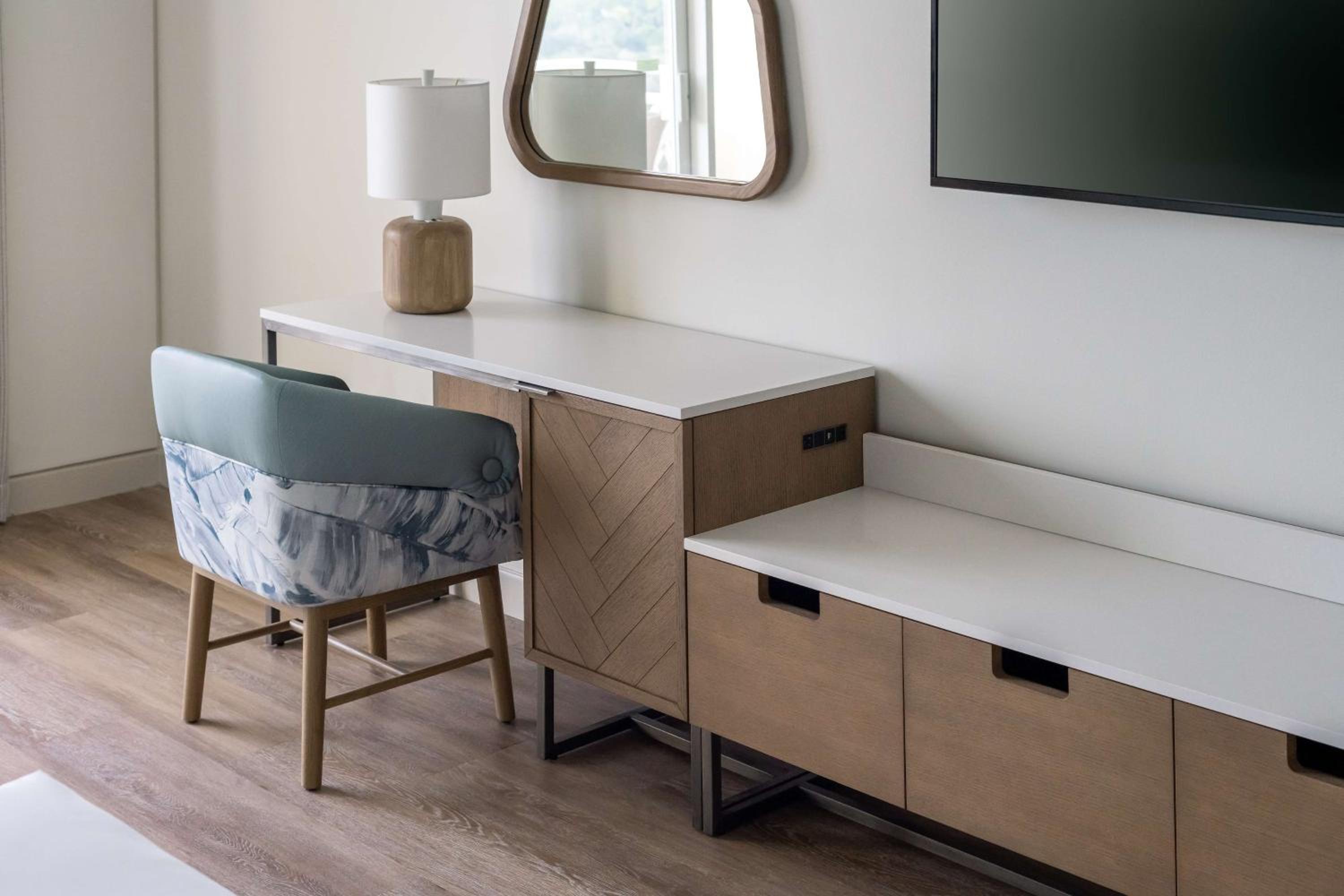 King Room with Accessible Tub - Disability Access - Photo 2
