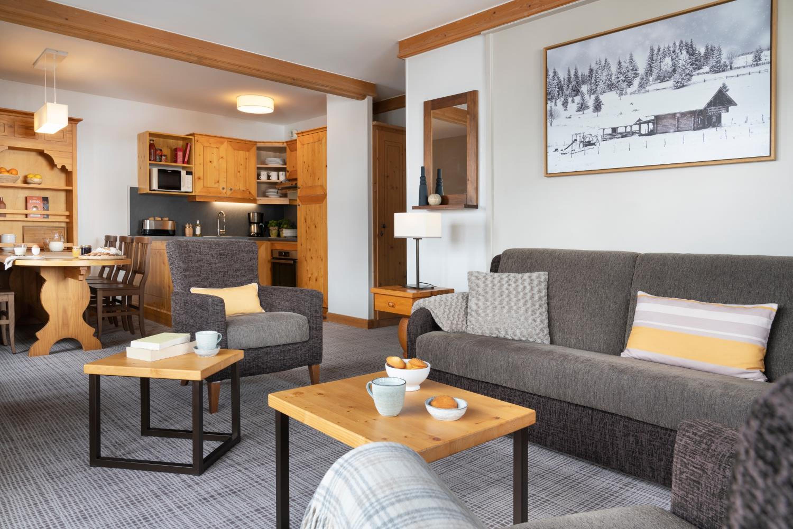 Superior Three-Bedroom Apartment - access to the outdoor pool (8 People)