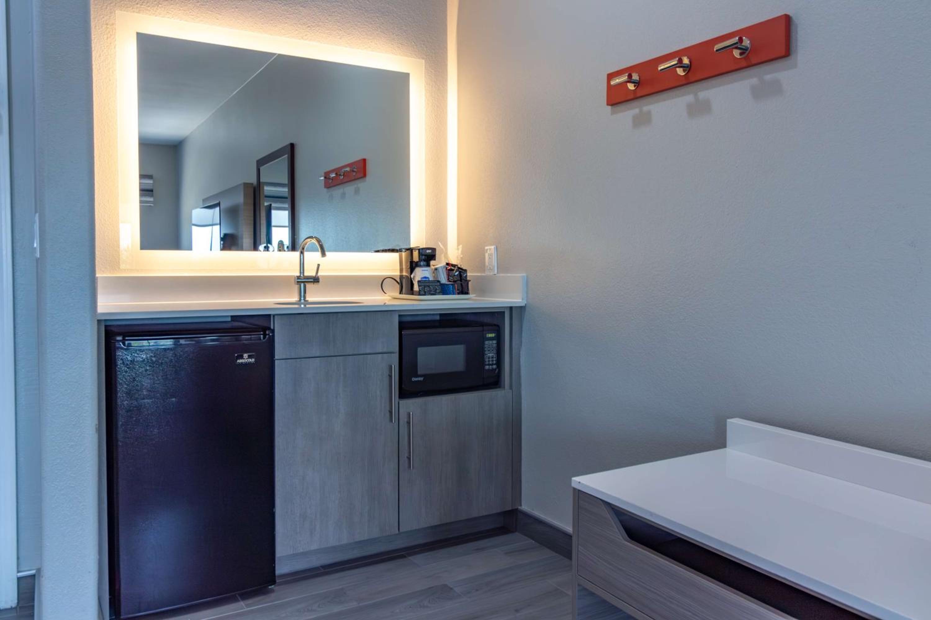 Studio Suite with Two Queen Beds and Sofa Bed - Non-Smoking - Photo 2