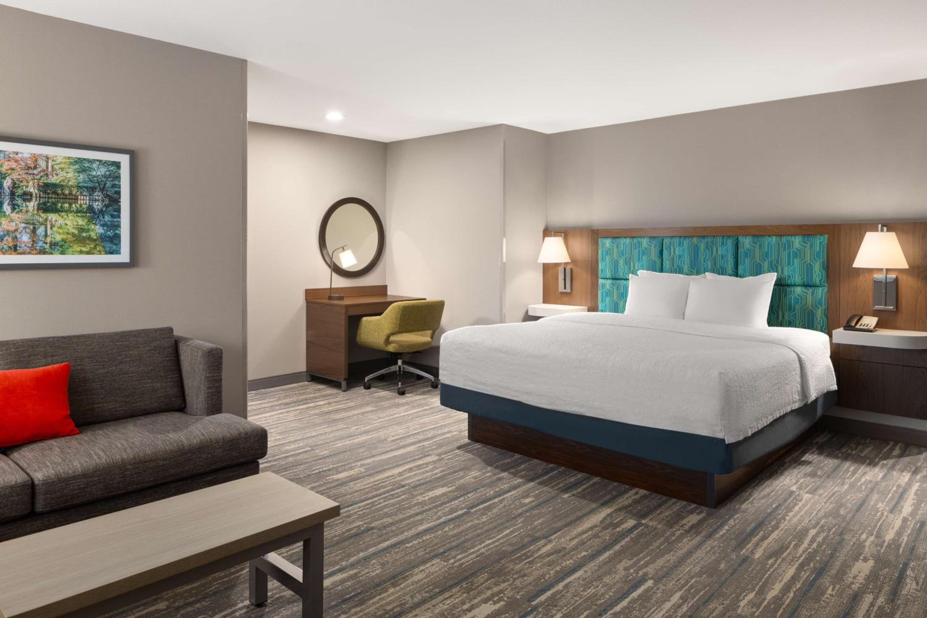 Family Suite with One King and Two Queen Beds - Non-Smoking - Photo 2