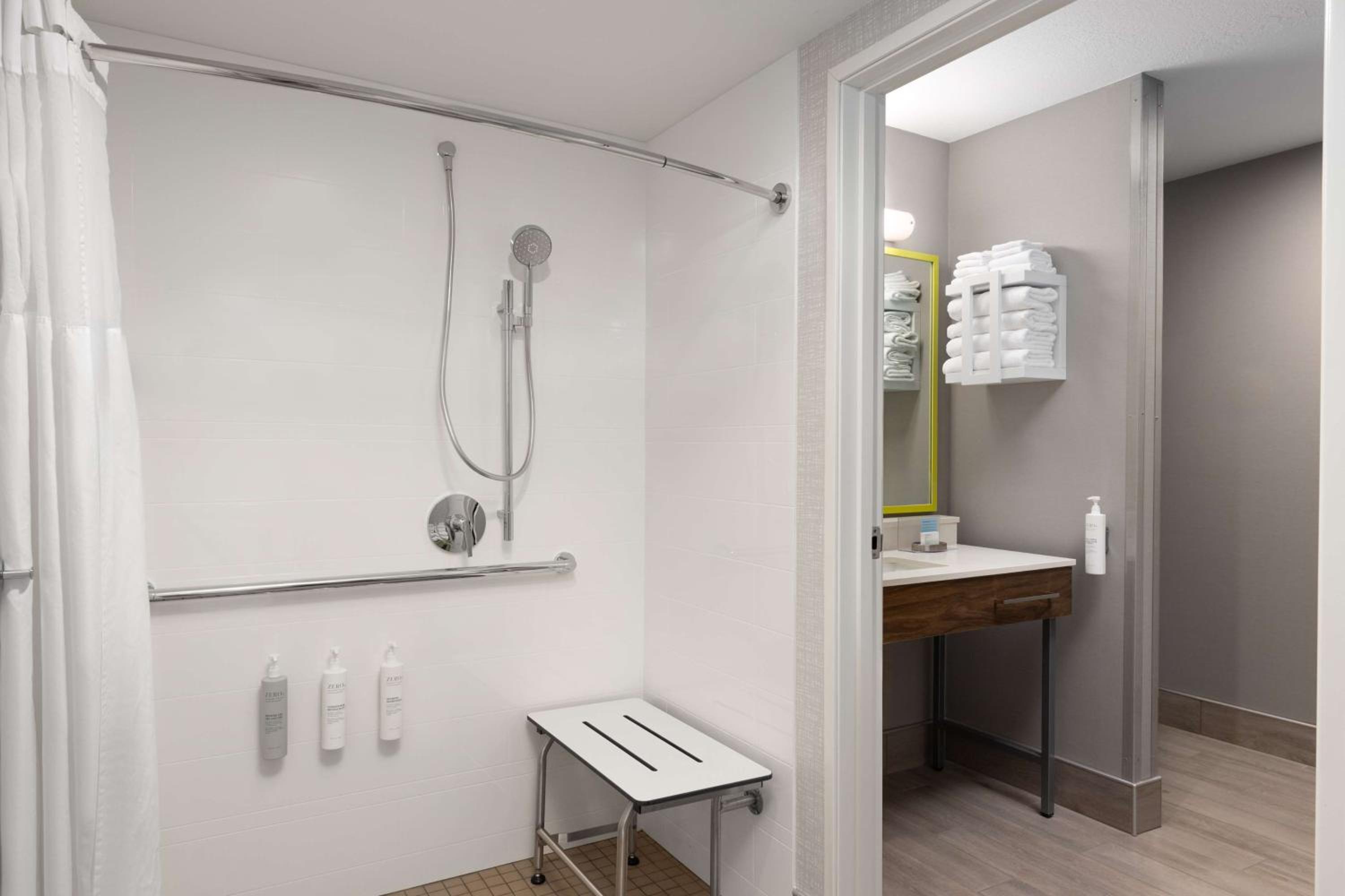King Room with Roll-In Shower - Mobility Access - Photo 2