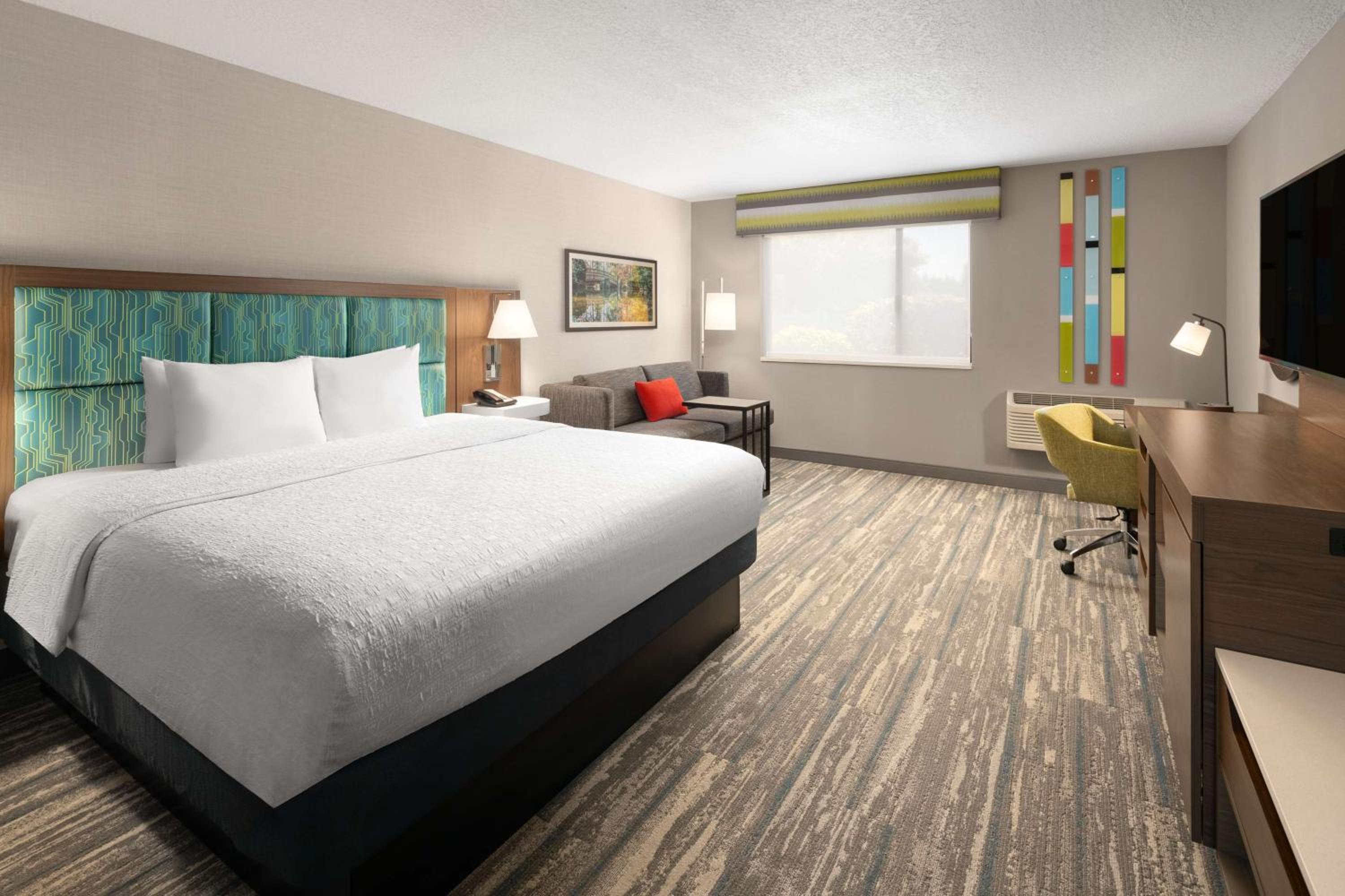 Standard King Room with Sofa Bed - Non-Smoking - Photo 4