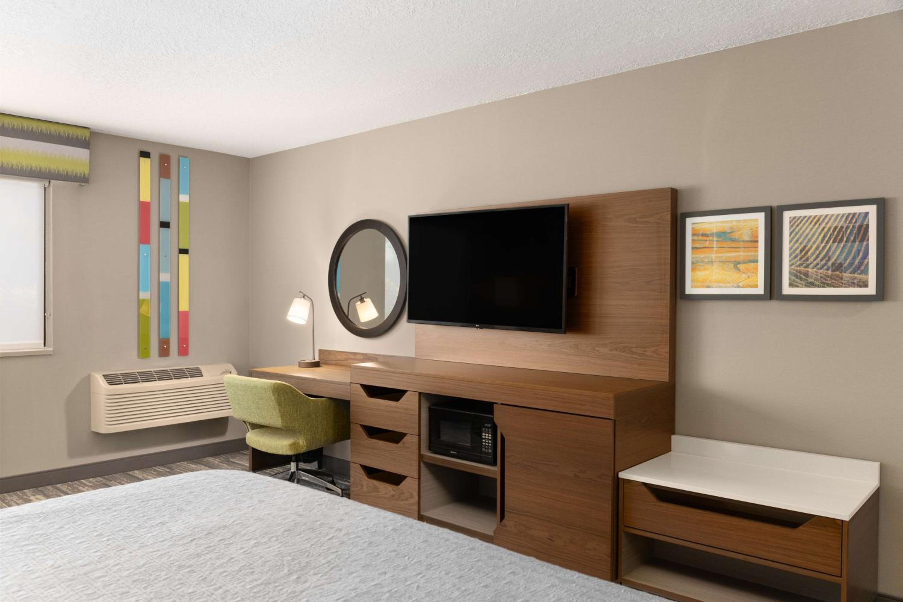 Standard King Room with Sofa Bed - Non-Smoking - Photo 3