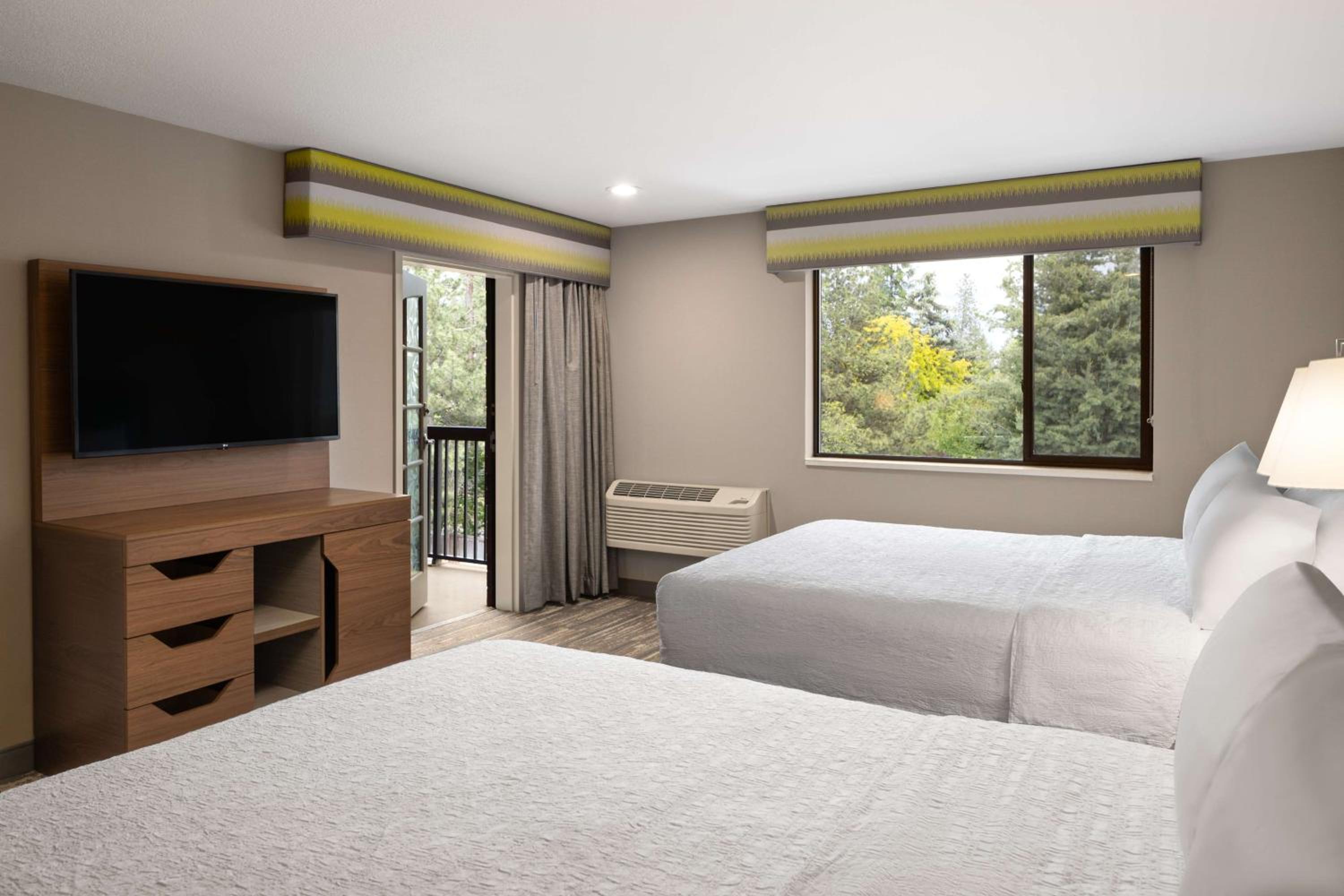 Family Suite with One King and Two Queen Beds - Non-Smoking - Photo 3