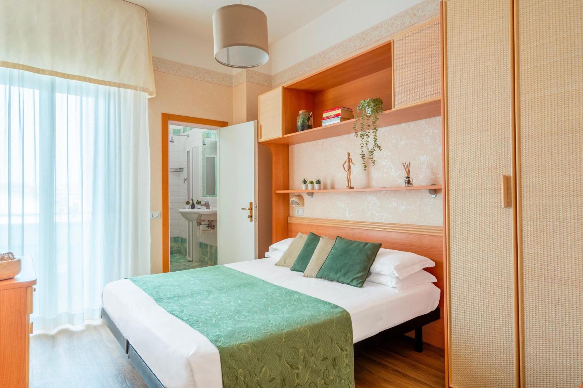 Classic Double or Twin Room with Balcony - Photo 9