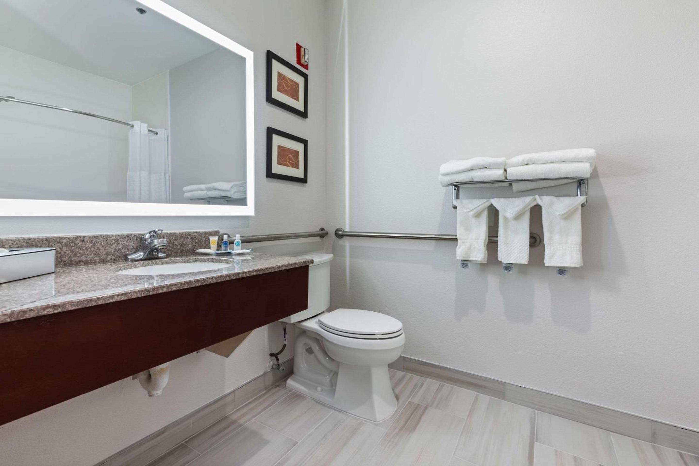 Queen Suite with Two Queen Beds - Accessible/Non-Smoking - Photo 4