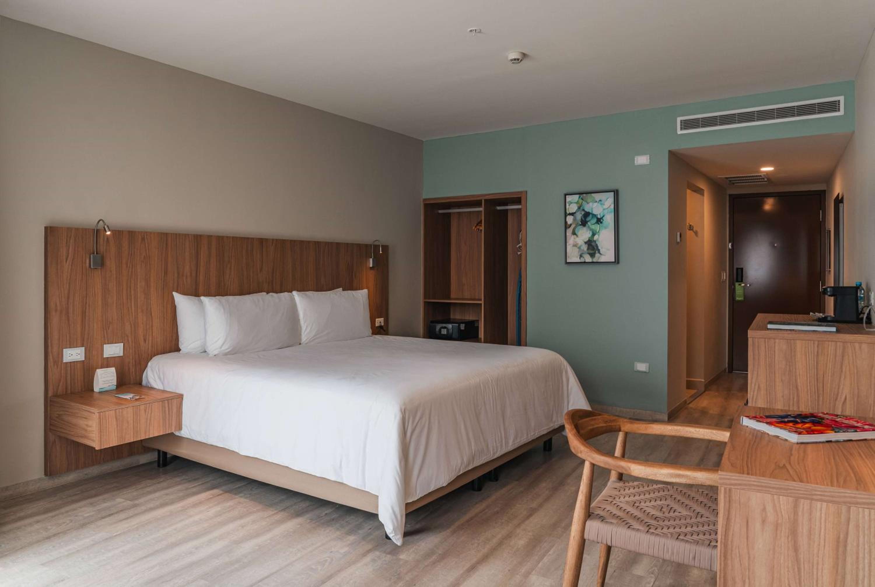 King Room - Non-Smoking - Photo 1