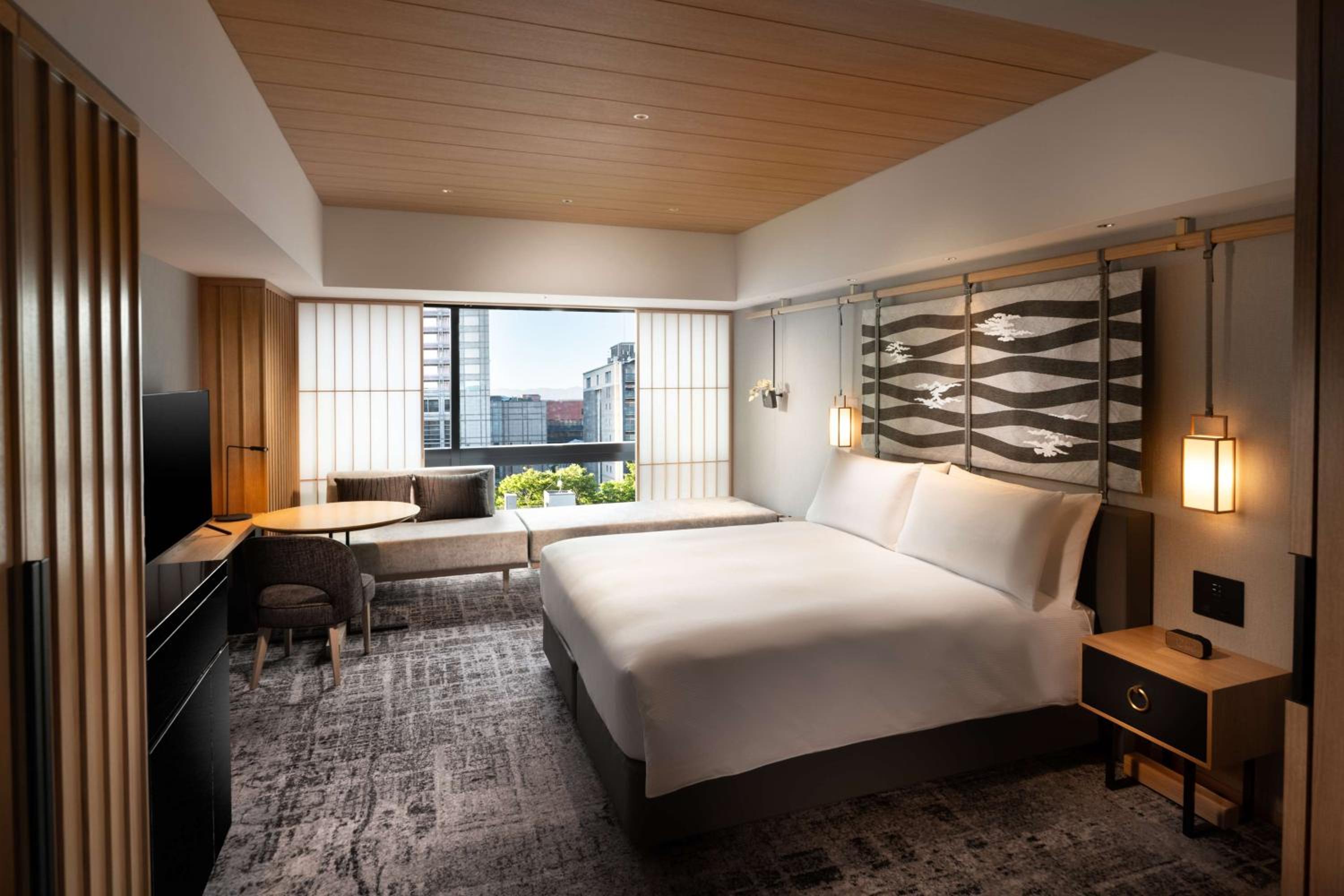 Deluxe King Room with City View