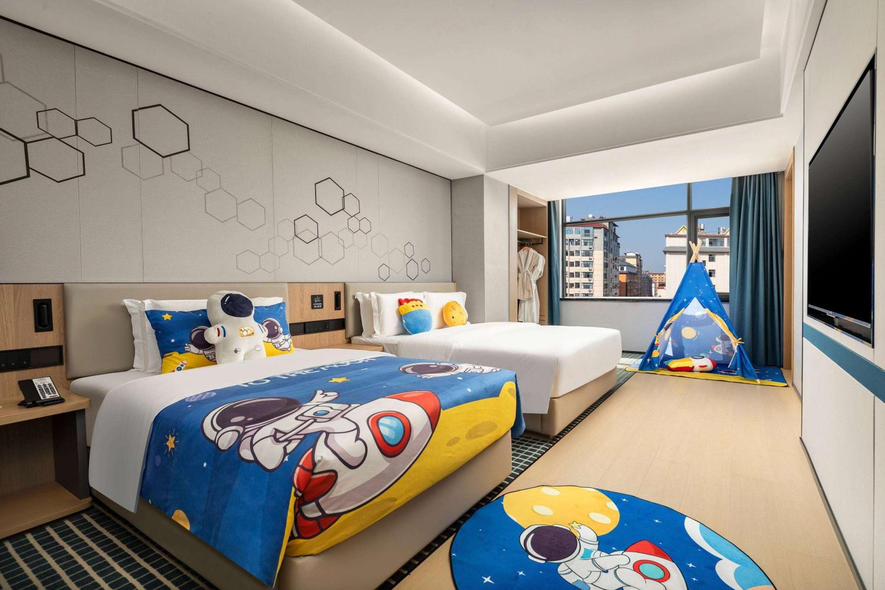 Deluxe Family Suite photo 1