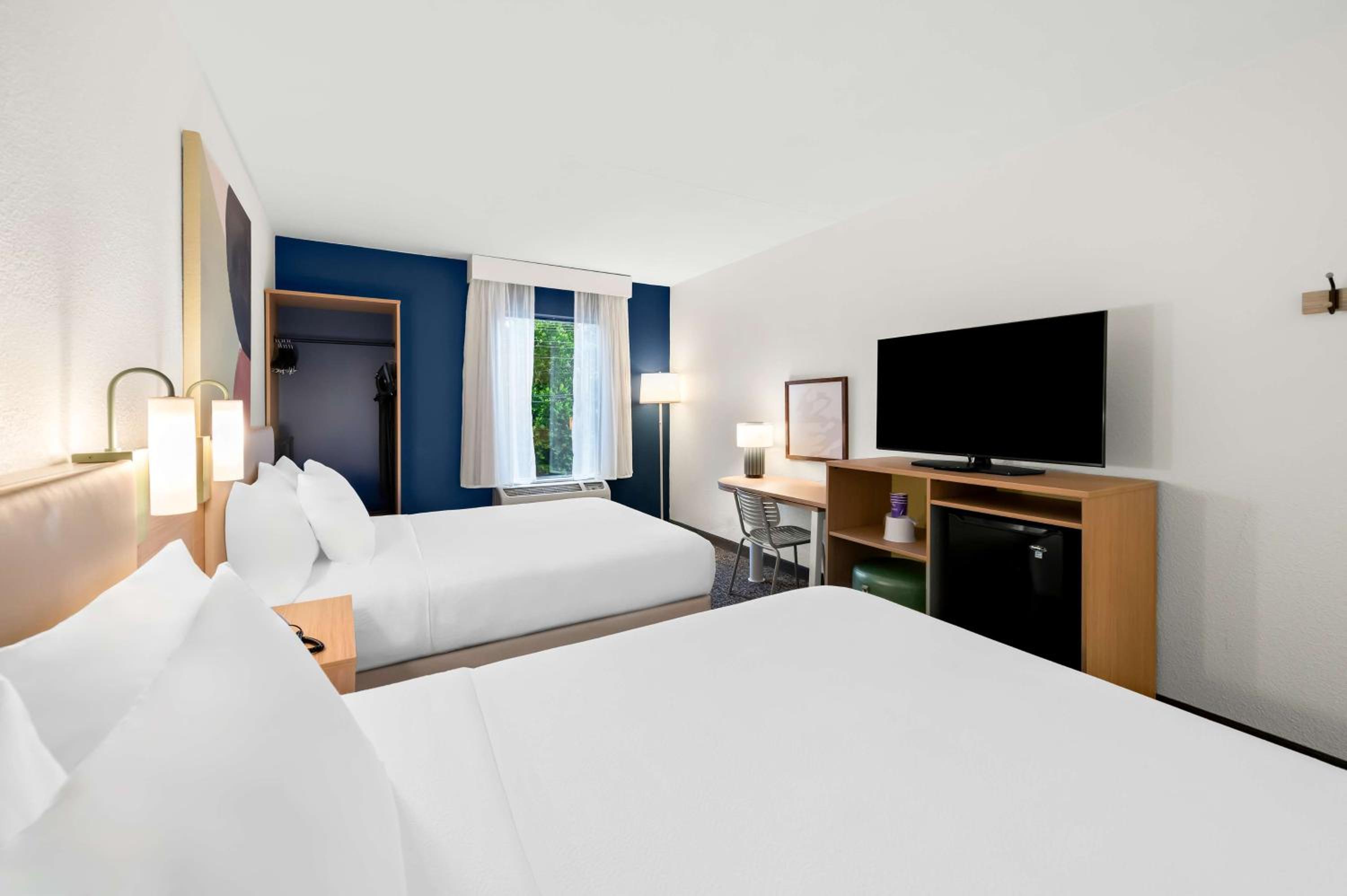 Queen Room With Two Queen Beds photo 3