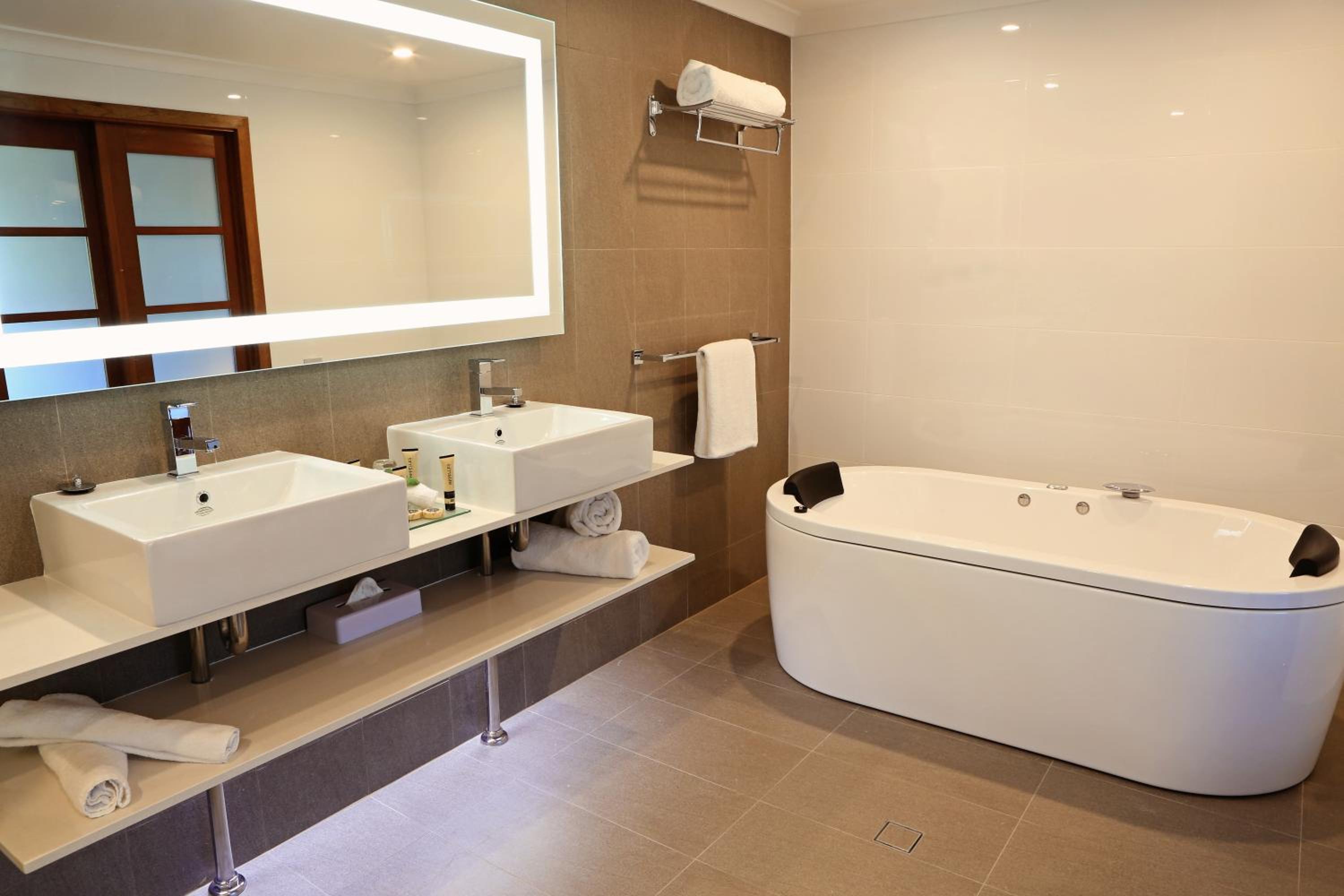 Executive Suite - Photo 5