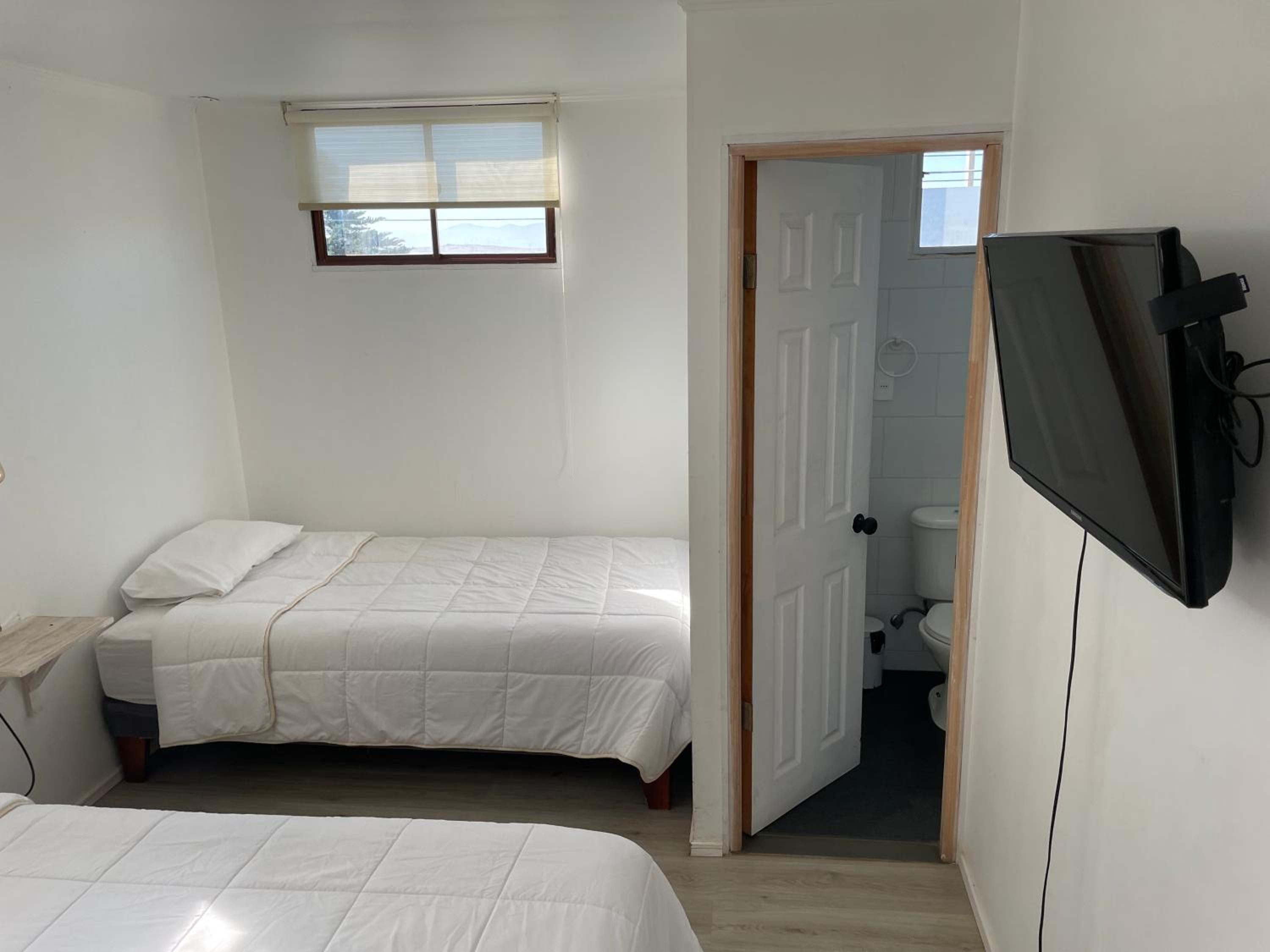 Twin Room with Private Bathroom photo 3