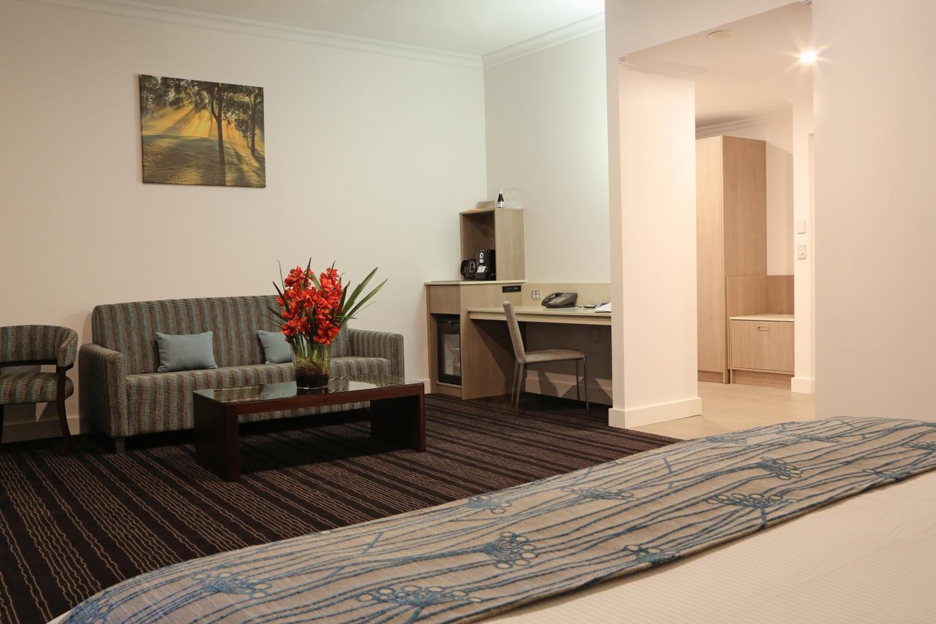 Deluxe King Room - Photo 5