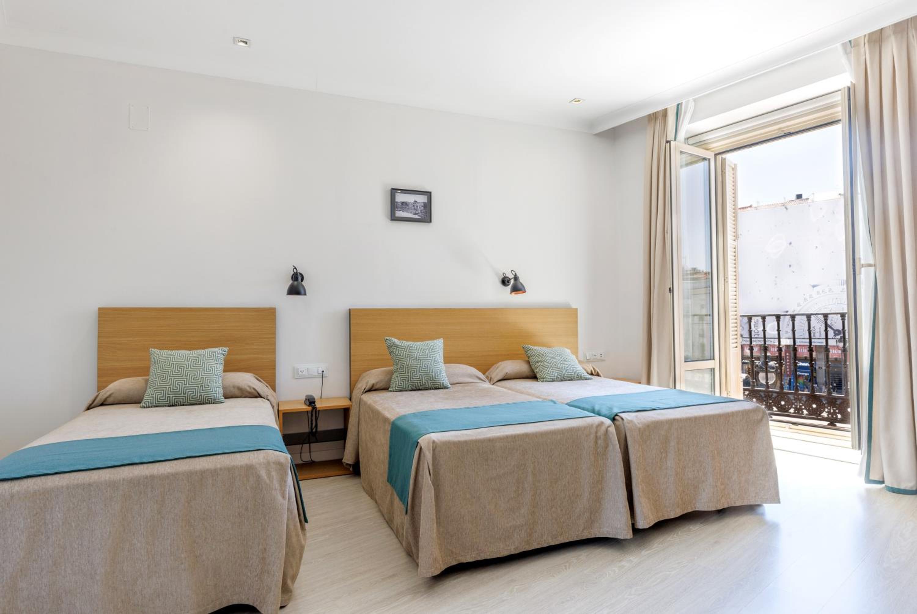 Habitación triple con vistas a Puerta del Sol
