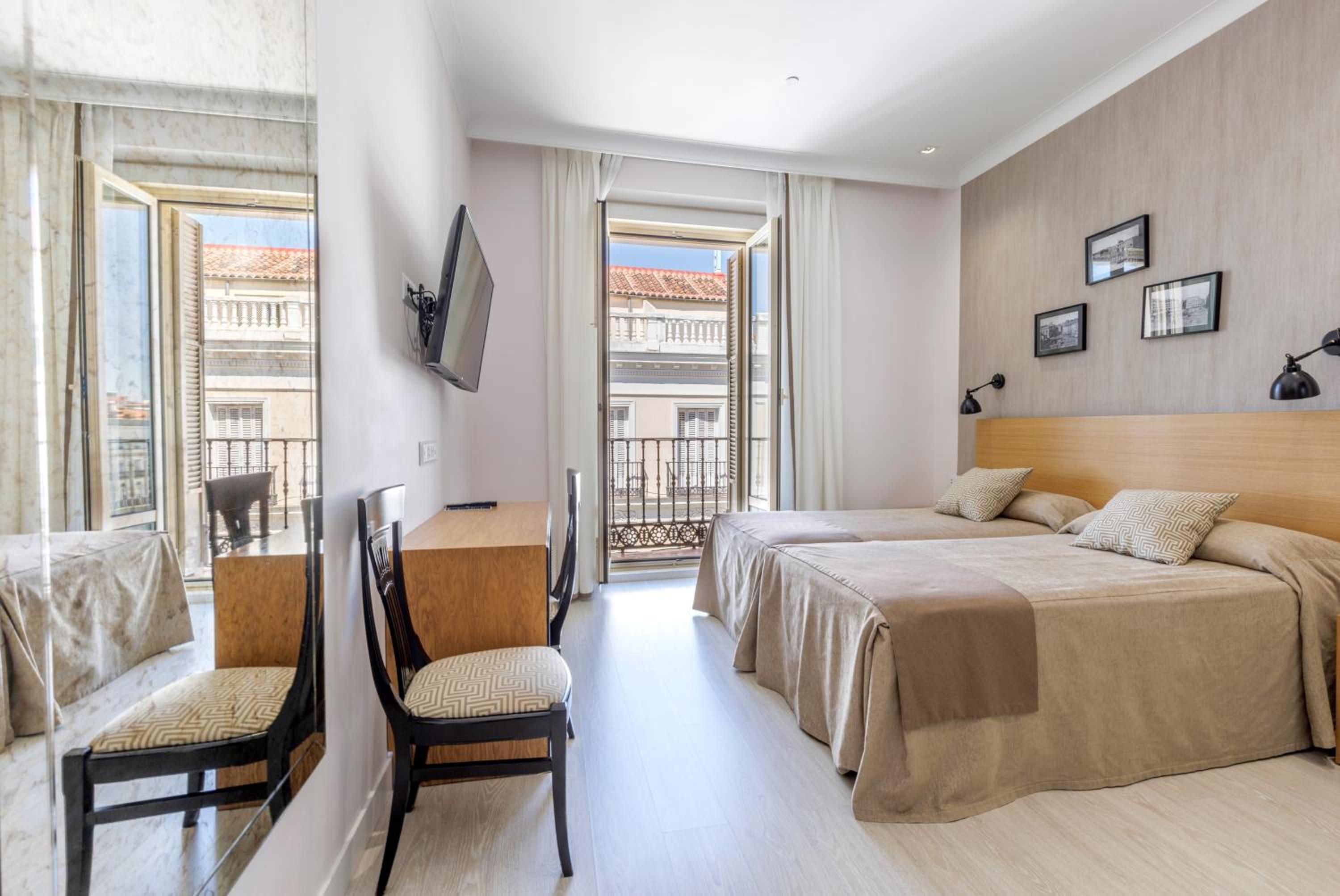 Two Connecting Double Rooms with Puerta del Sol View photo 2