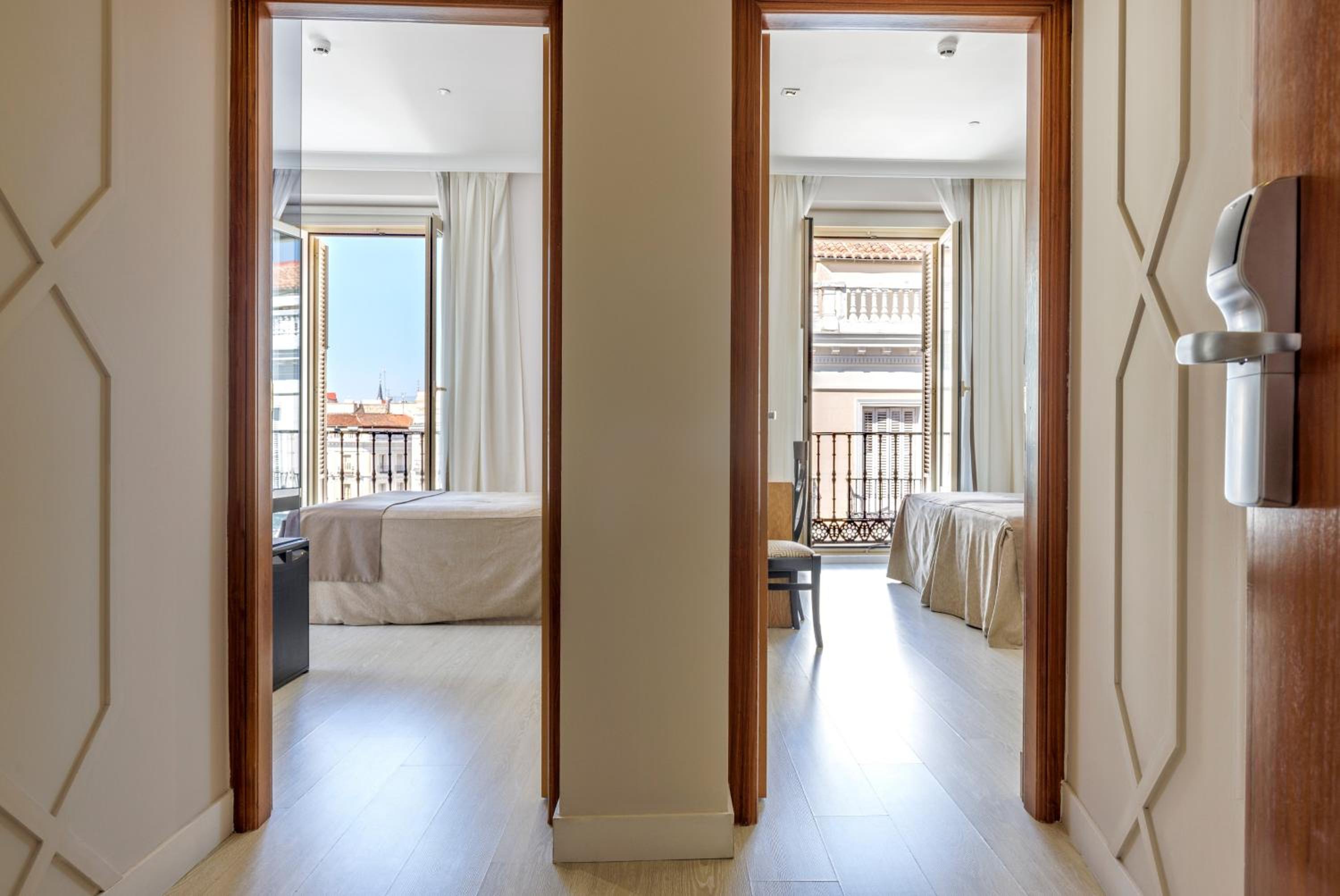 Two Connecting Double Rooms with Puerta del Sol View photo 3