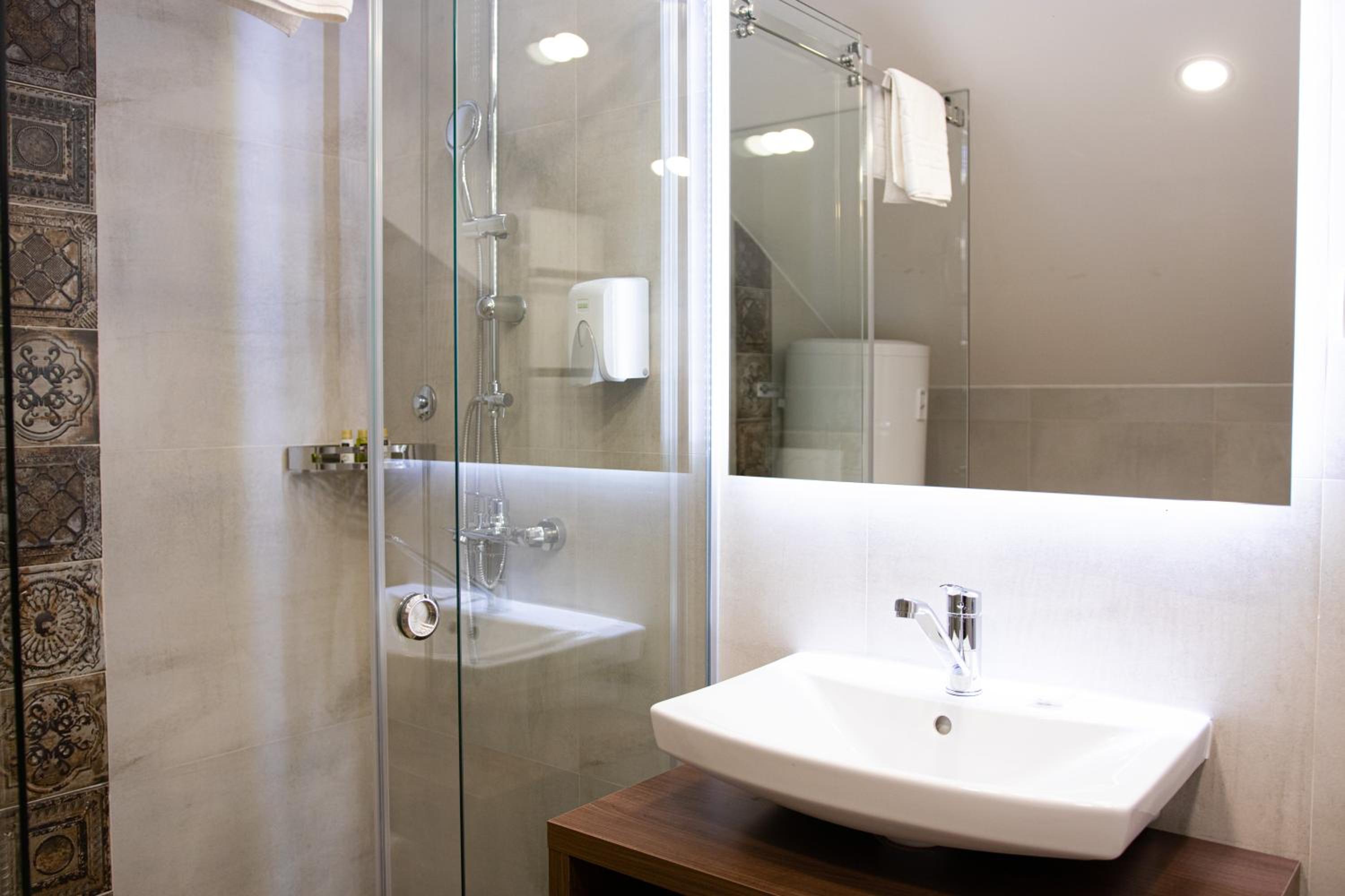 Standard Double or Twin Room - Photo 9