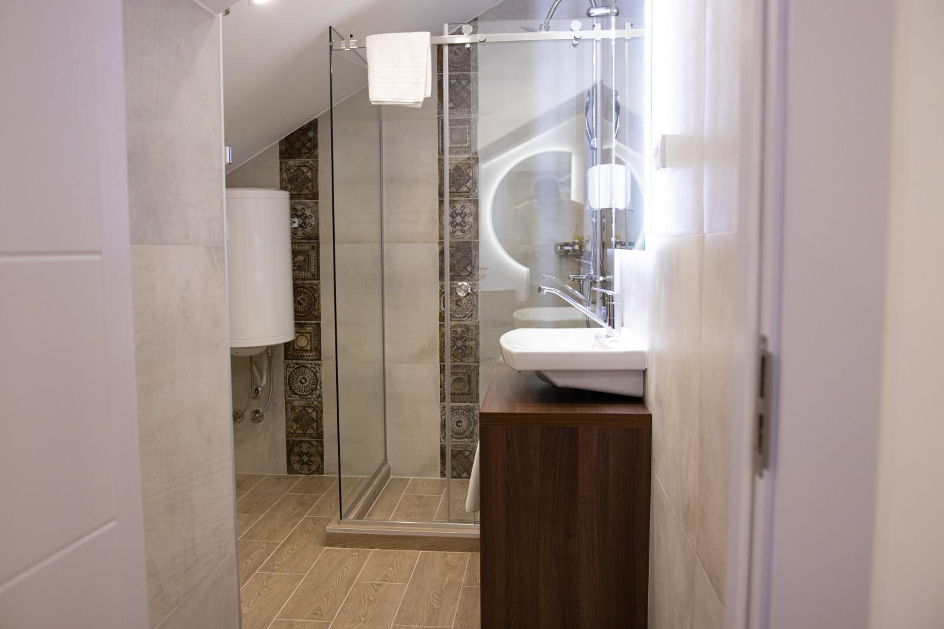 Standard Double or Twin Room - Photo 10