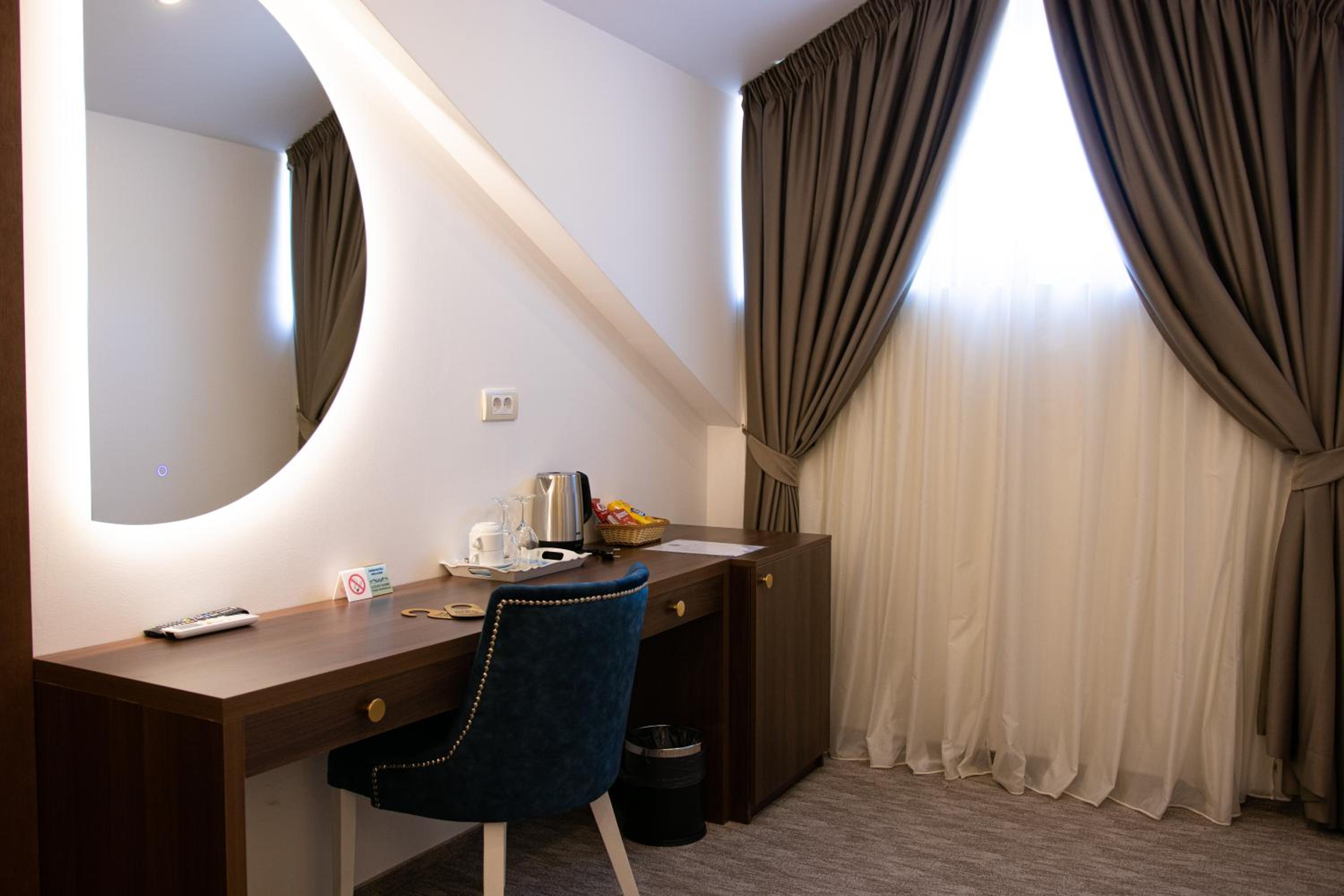 Standard Double or Twin Room - Photo 11
