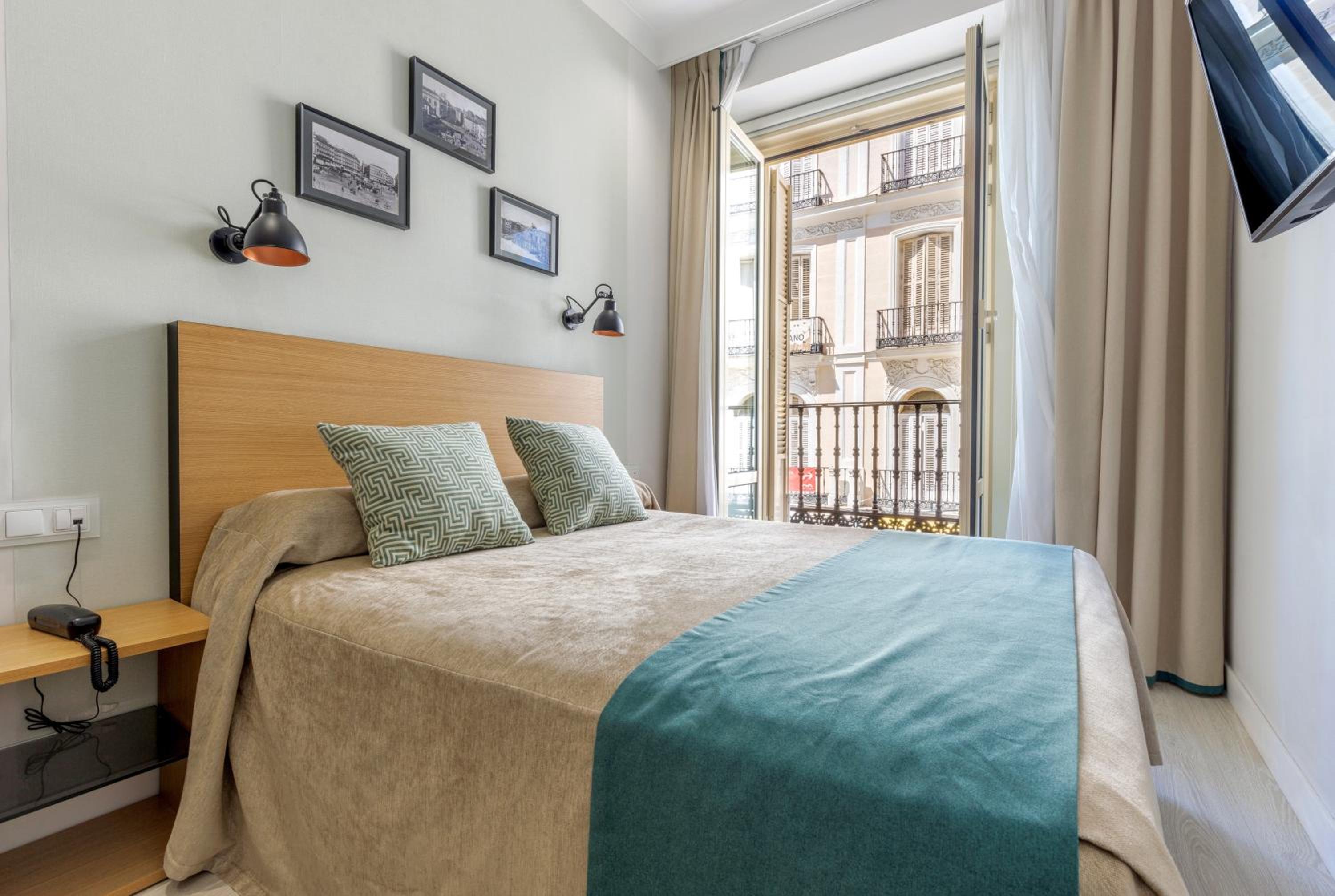 Single Room with Puerta del Sol Views photo 2