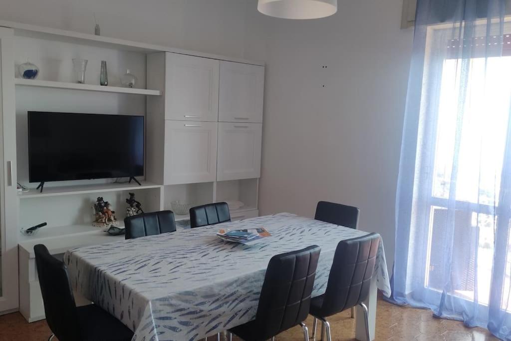 Three-Bedroom Apartment photo 2