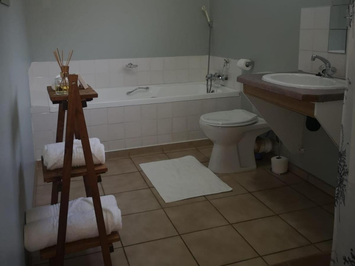 Standard King Room photo 3