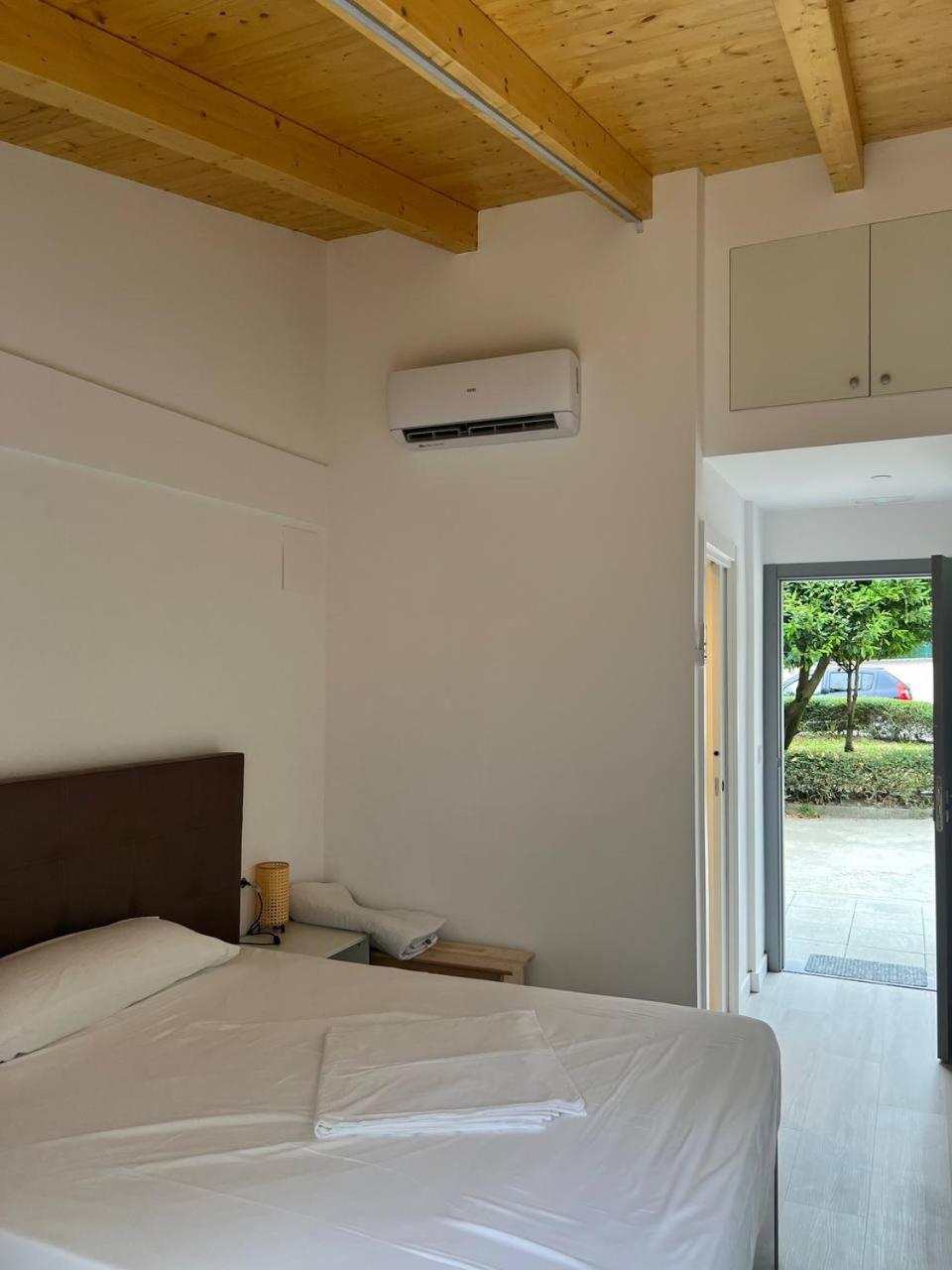 Deluxe Queen Room - Photo 7
