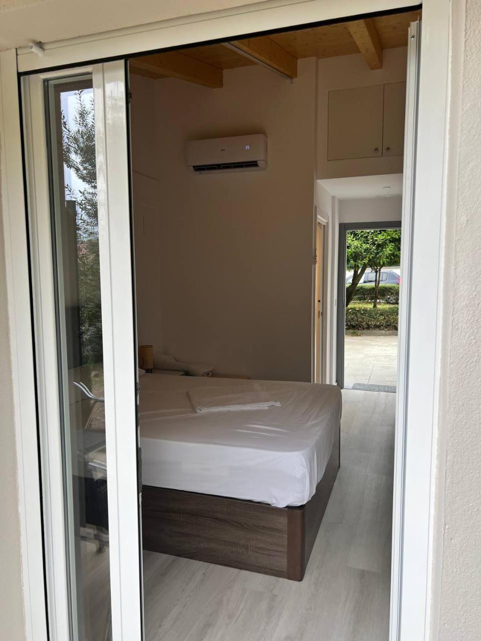 Deluxe Queen Room - Photo 10