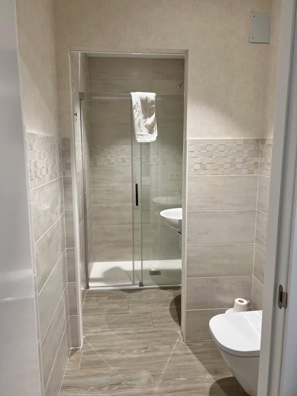 Deluxe Queen Room - Photo 23