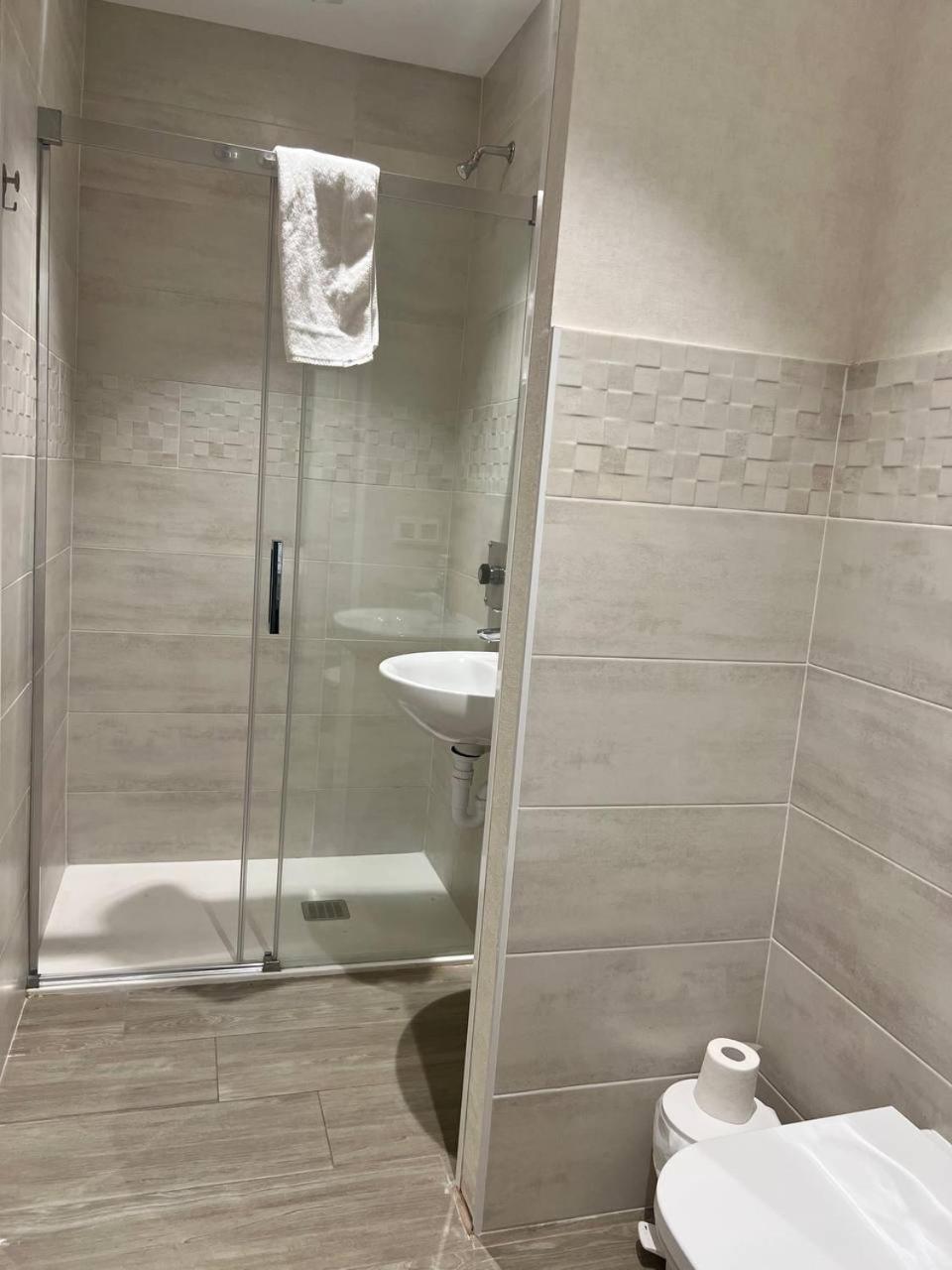 Deluxe Queen Room - Photo 24