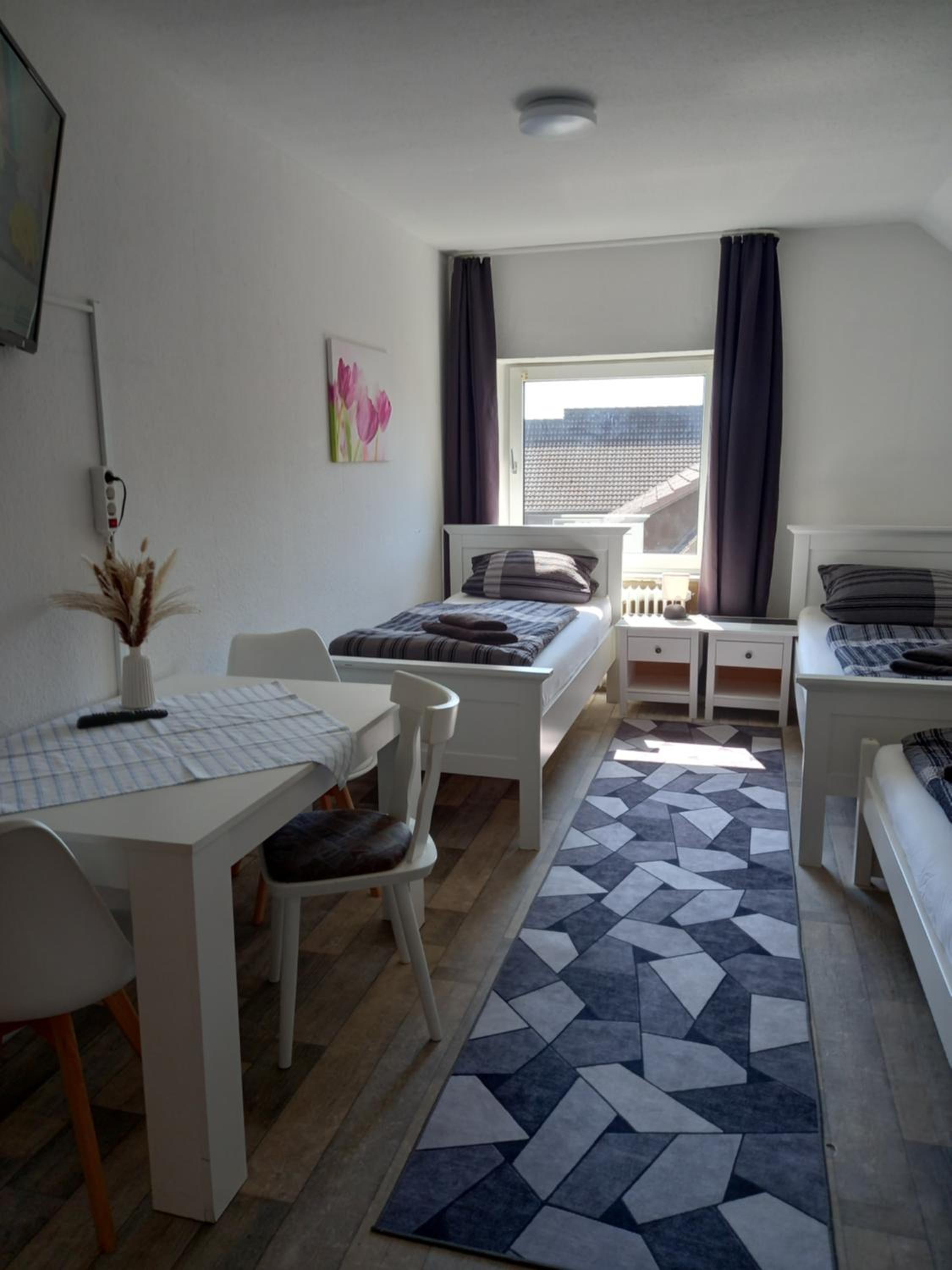 Triple Room with 3 single beds - Photo 1