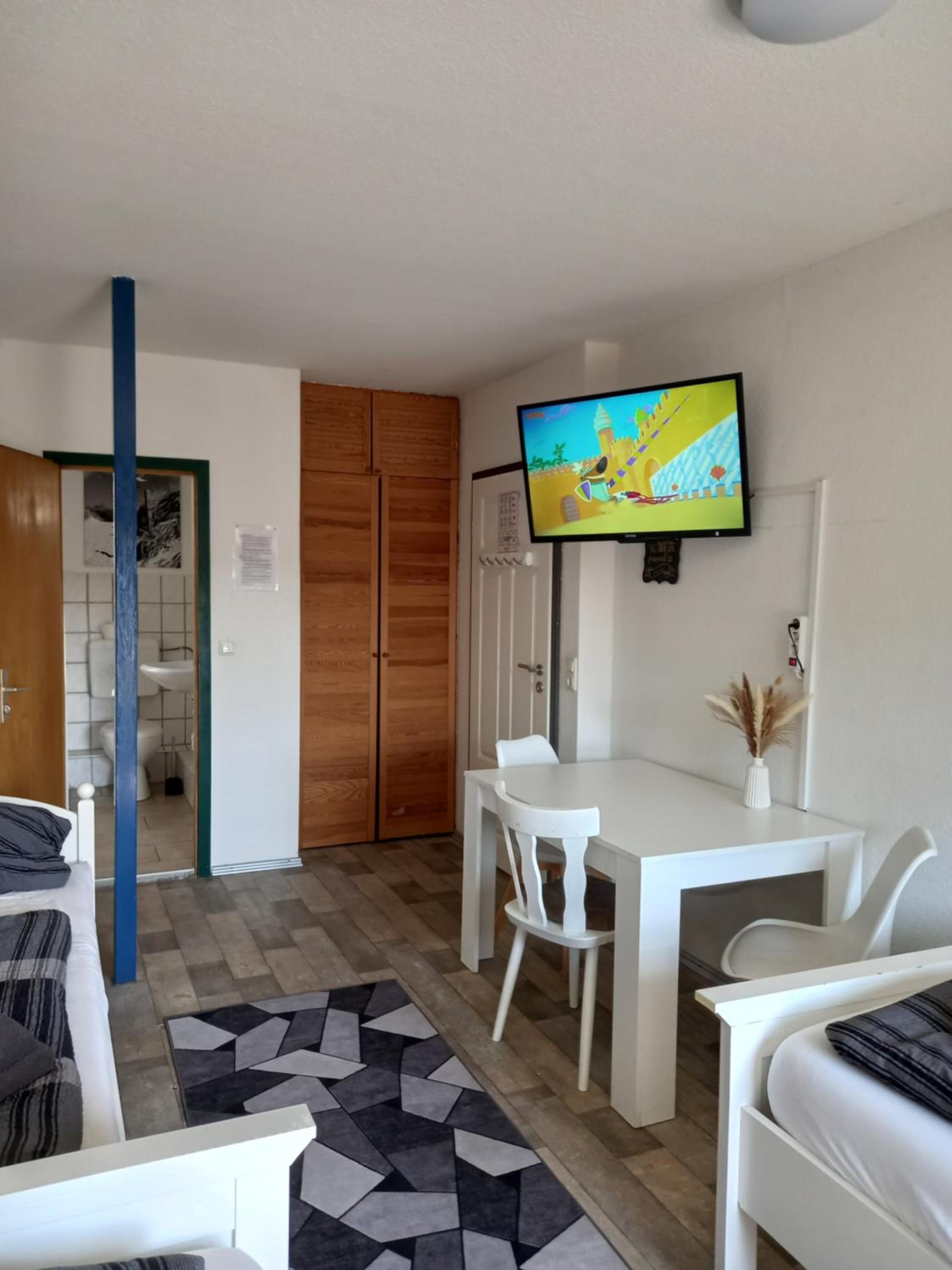 Triple Room with 3 single beds - Photo 3