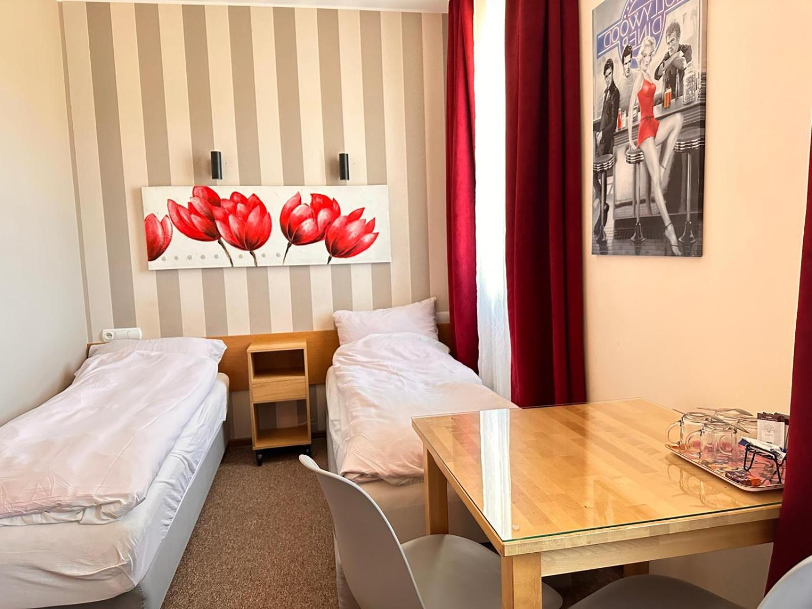 Twin Room with Private Bathroom photo 1