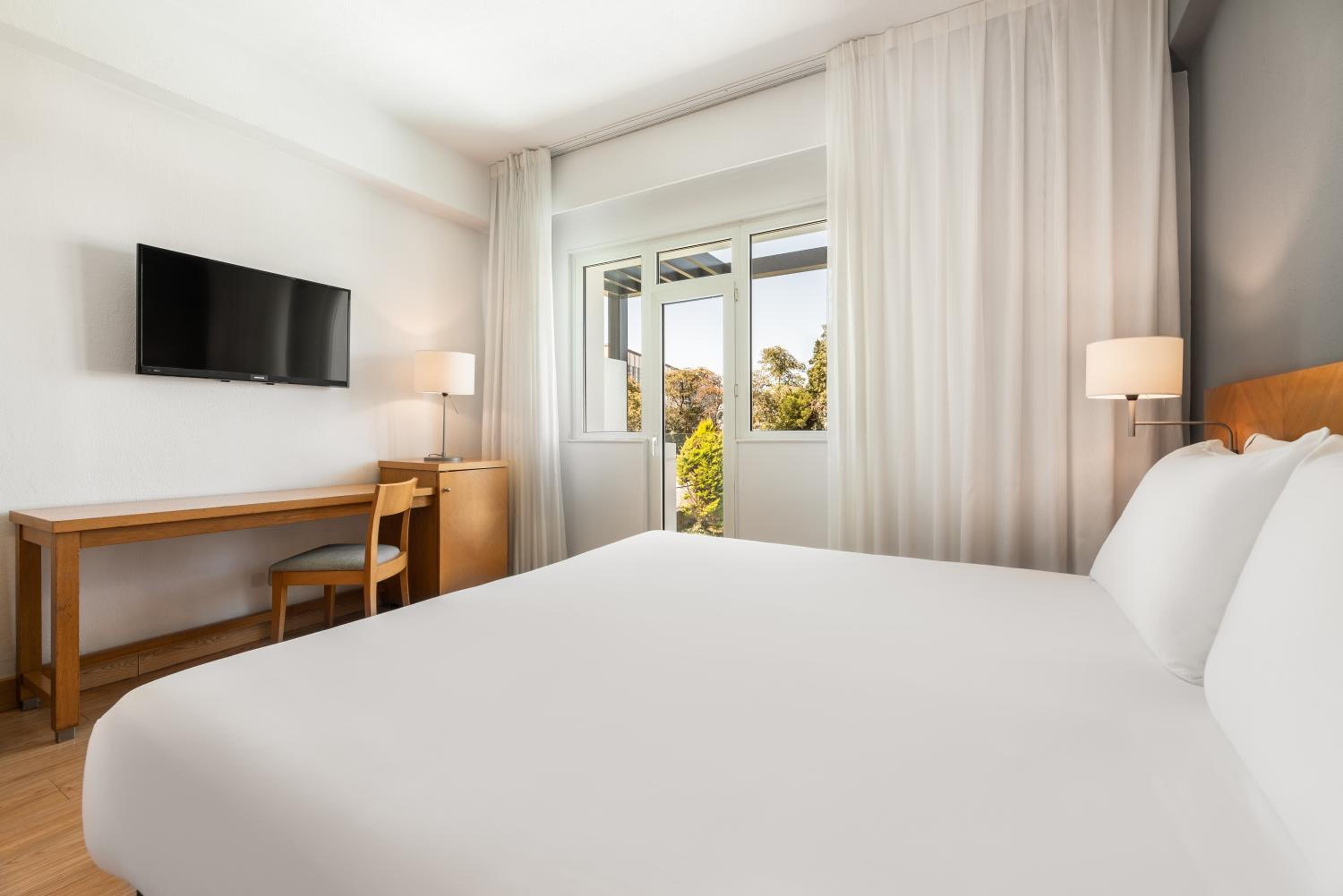 Deluxe Double or Twin Room with Balcony - Photo 3