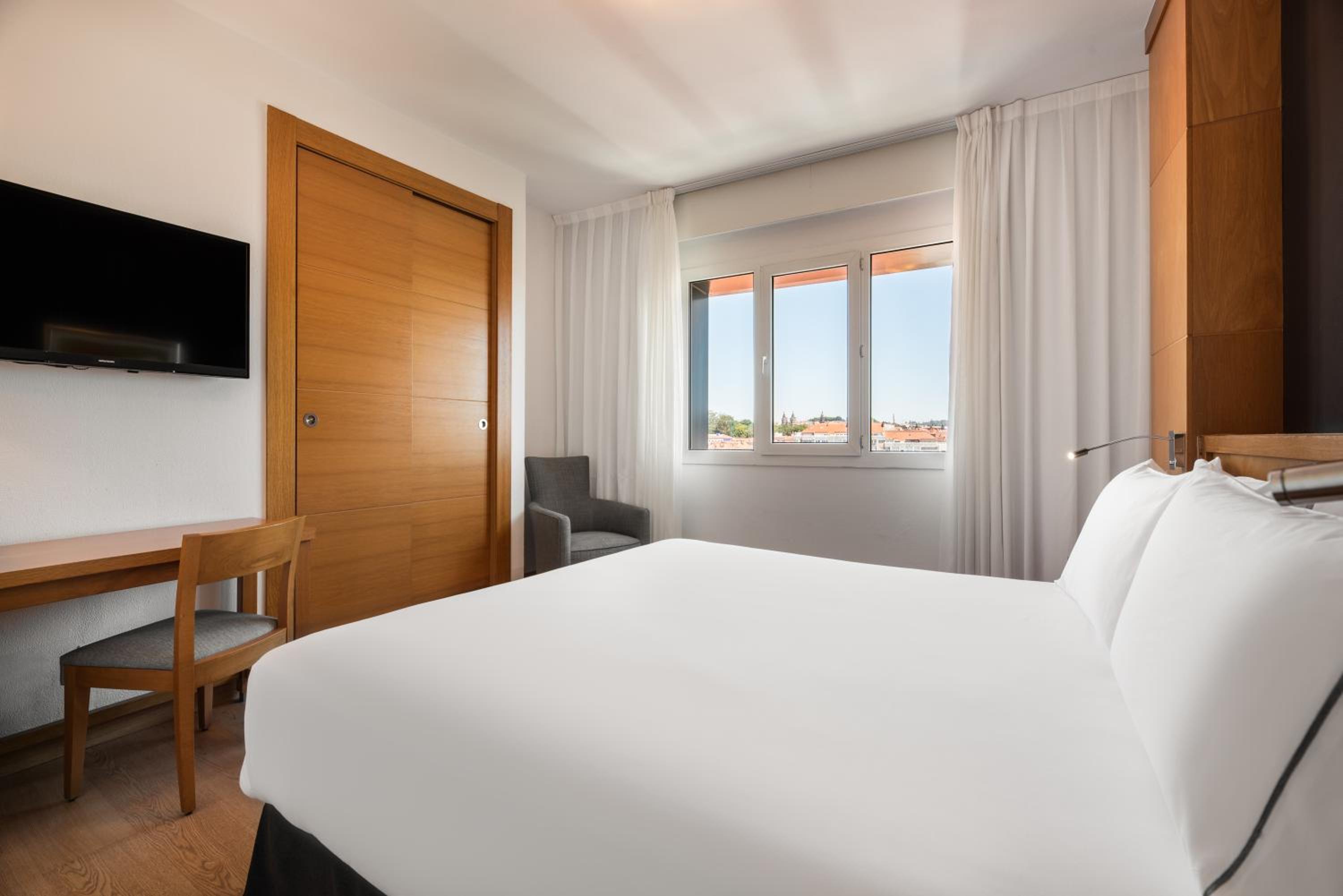 Superior Double or Twin Room with City View - Photo 2