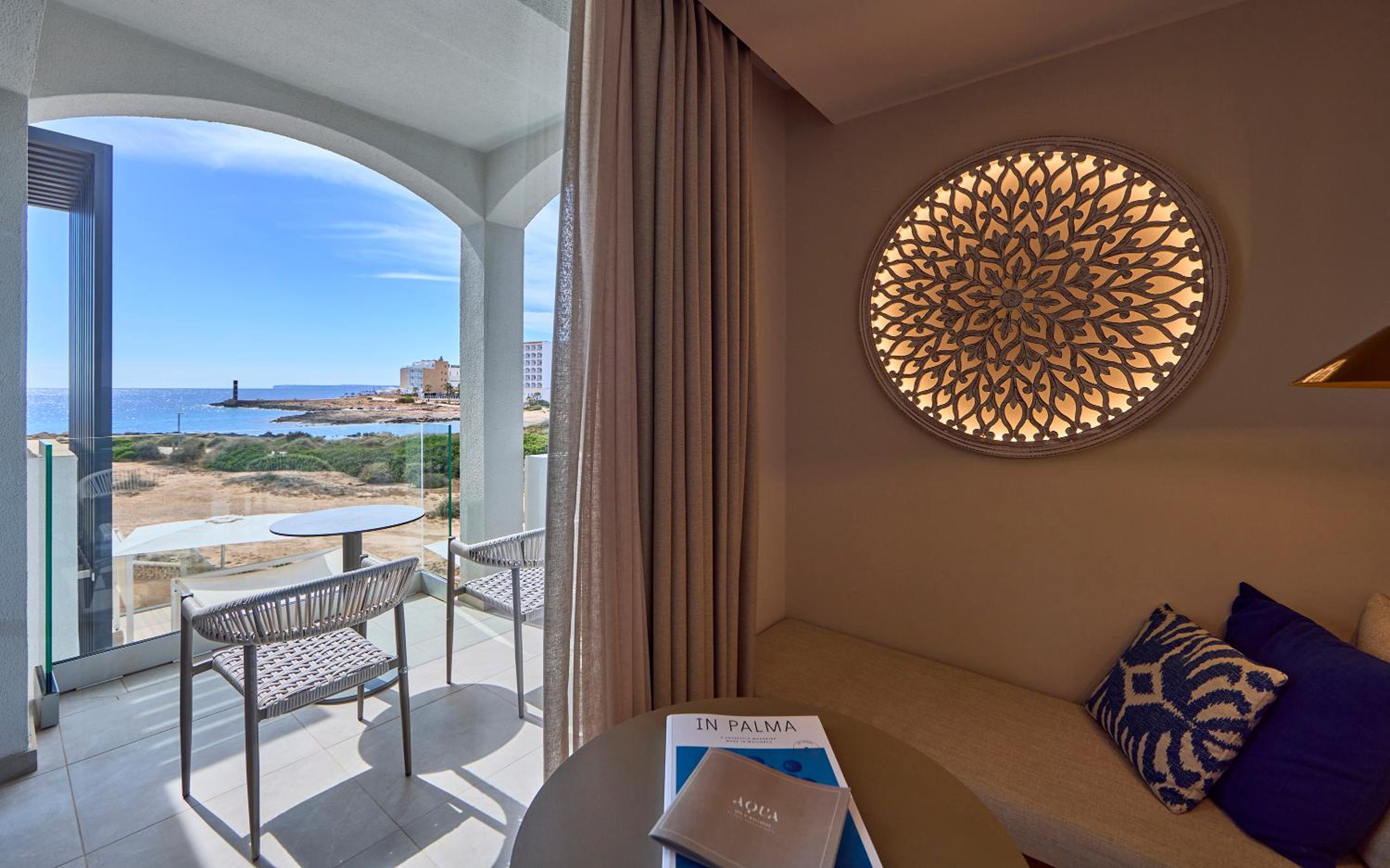 Double or Twin Room with Side Sea View thumbnail 5