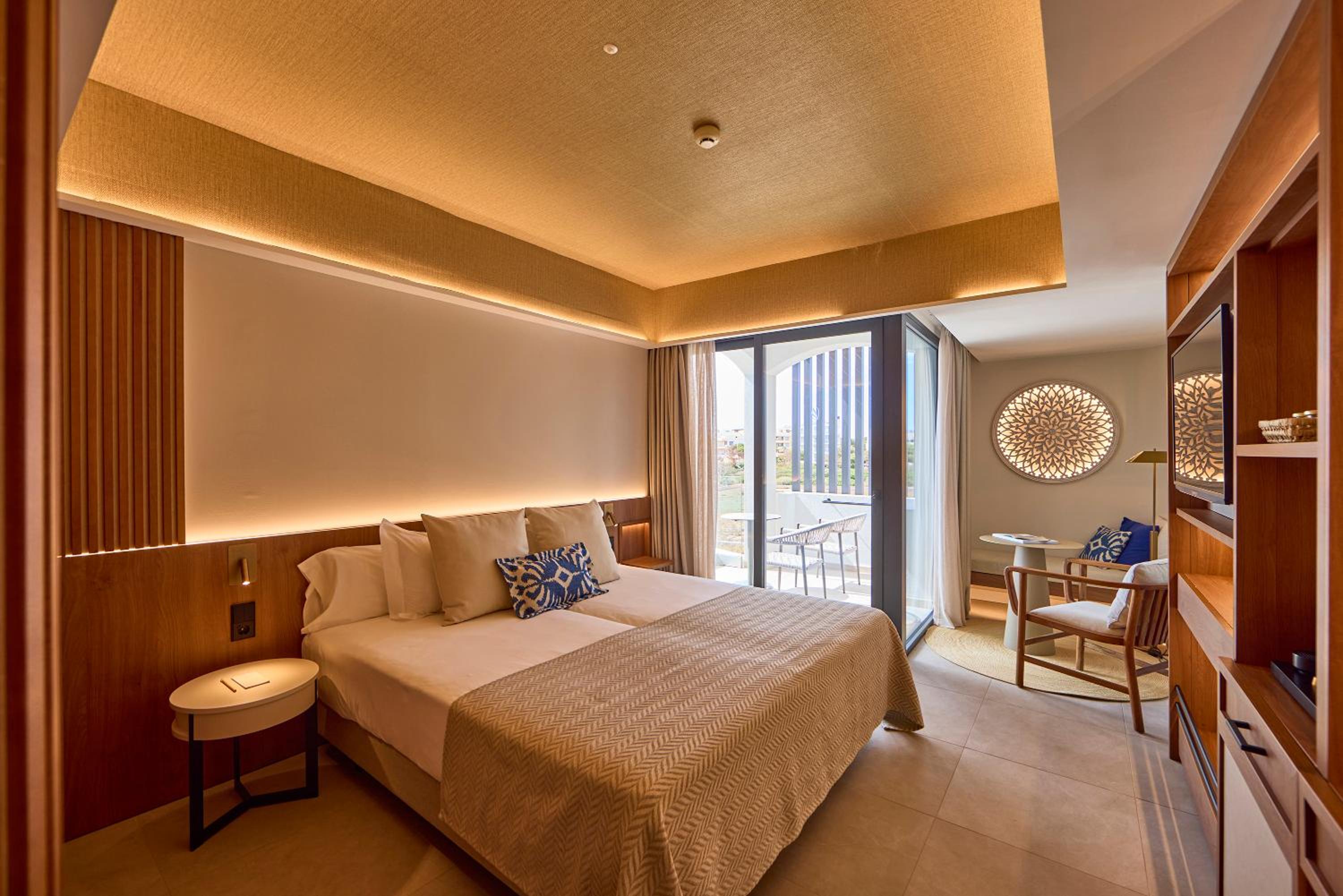 Double or Twin Room with Side Sea View thumbnail 6
