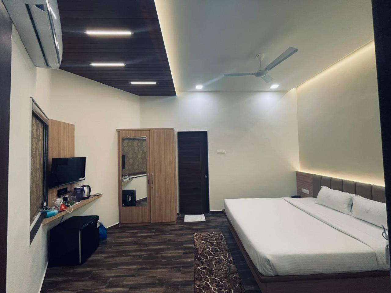 Deluxe Double Room (2 Adults + 1 Child) photo 2