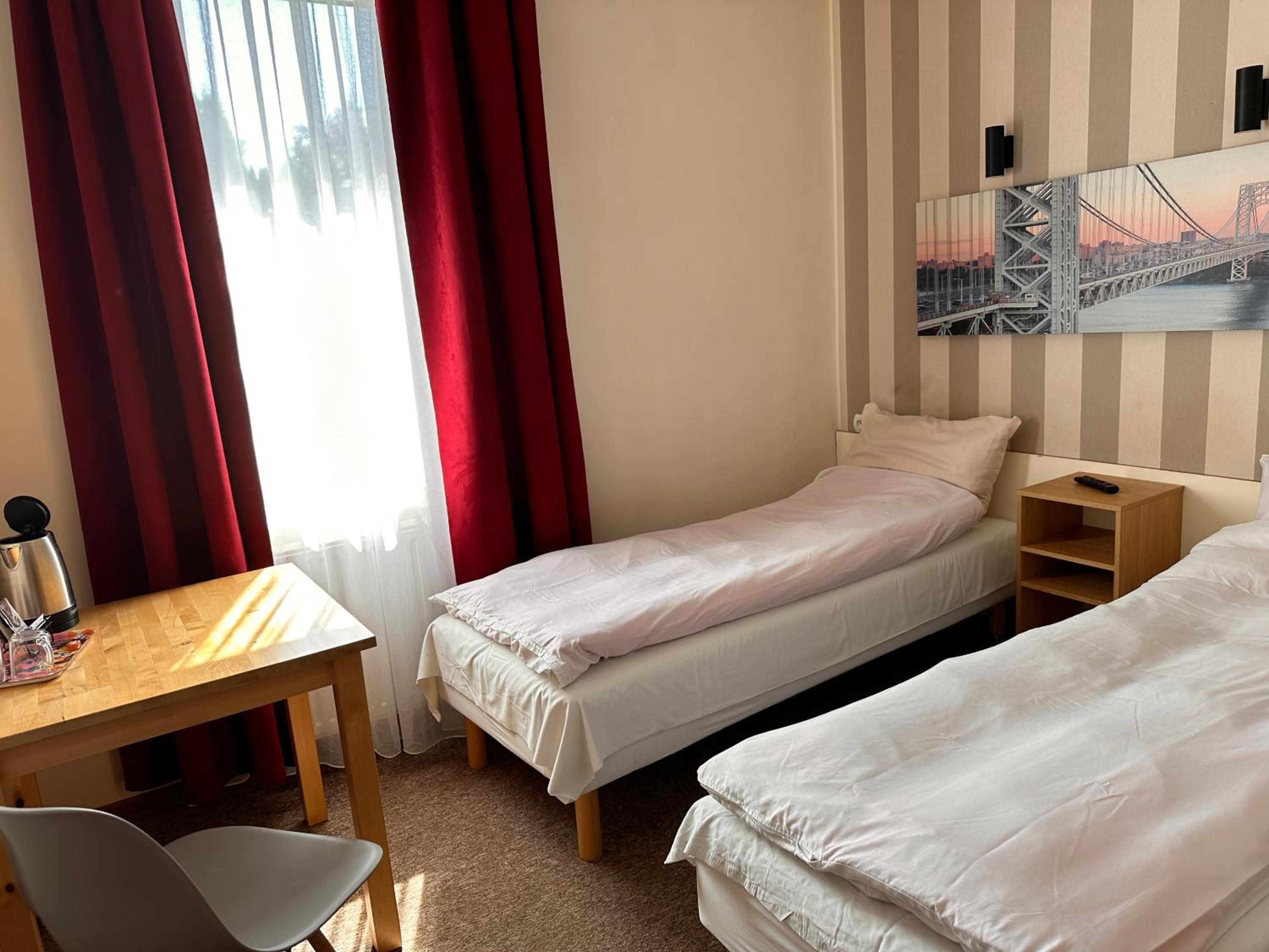 Twin Room with Private Bathroom photo 2